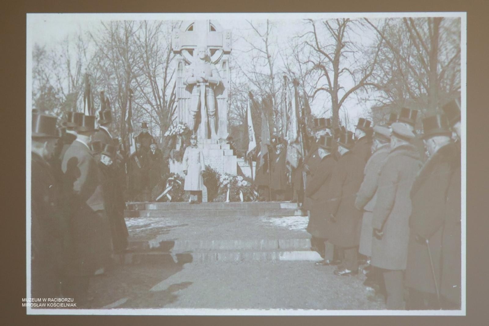 Zdjęcie w galerii na portalu naszraciborz.pl: W Muzeum w Raciborzu o pamięci i historii: szczegółowa inwentaryzacja pomników poległych wiadomości z regionu