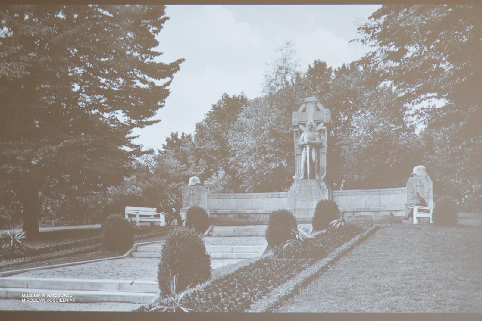 Zdjęcie w galerii na portalu naszraciborz.pl: W Muzeum w Raciborzu o pamięci i historii: szczegółowa inwentaryzacja pomników poległych wiadomości z regionu