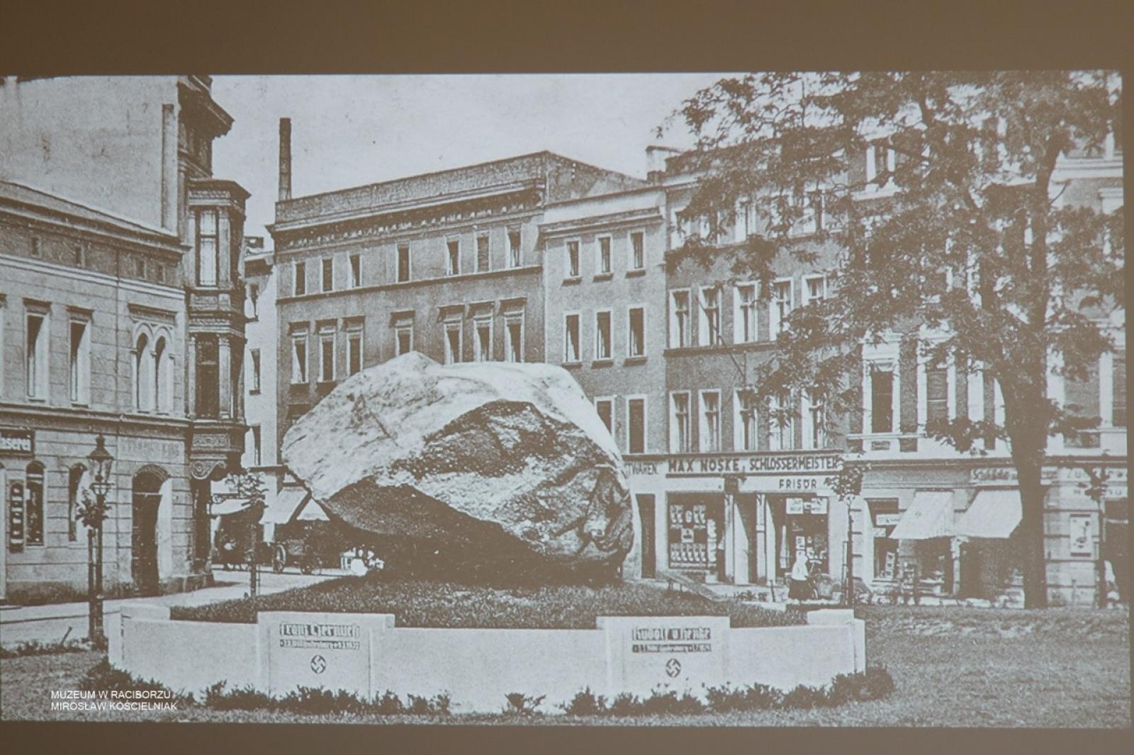 Zdjęcie w galerii na portalu naszraciborz.pl: W Muzeum w Raciborzu o pamięci i historii: szczegółowa inwentaryzacja pomników poległych wiadomości z regionu