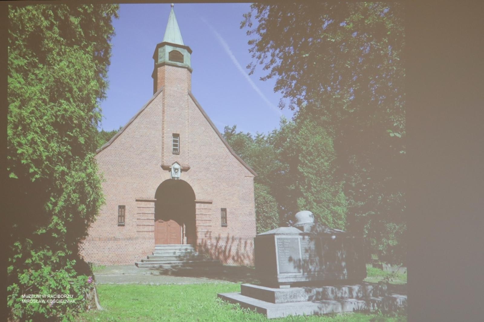 Zdjęcie w galerii na portalu naszraciborz.pl: W Muzeum w Raciborzu o pamięci i historii: szczegółowa inwentaryzacja pomników poległych wiadomości z regionu