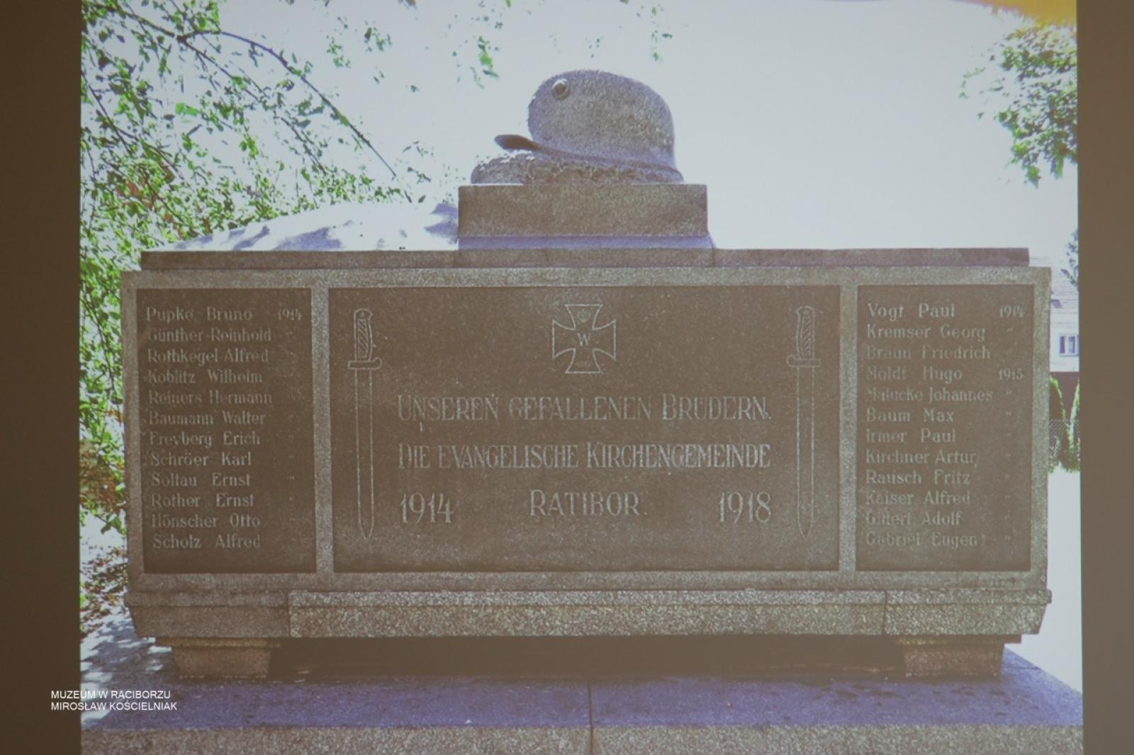 Zdjęcie w galerii na portalu naszraciborz.pl: W Muzeum w Raciborzu o pamięci i historii: szczegółowa inwentaryzacja pomników poległych wiadomości z regionu