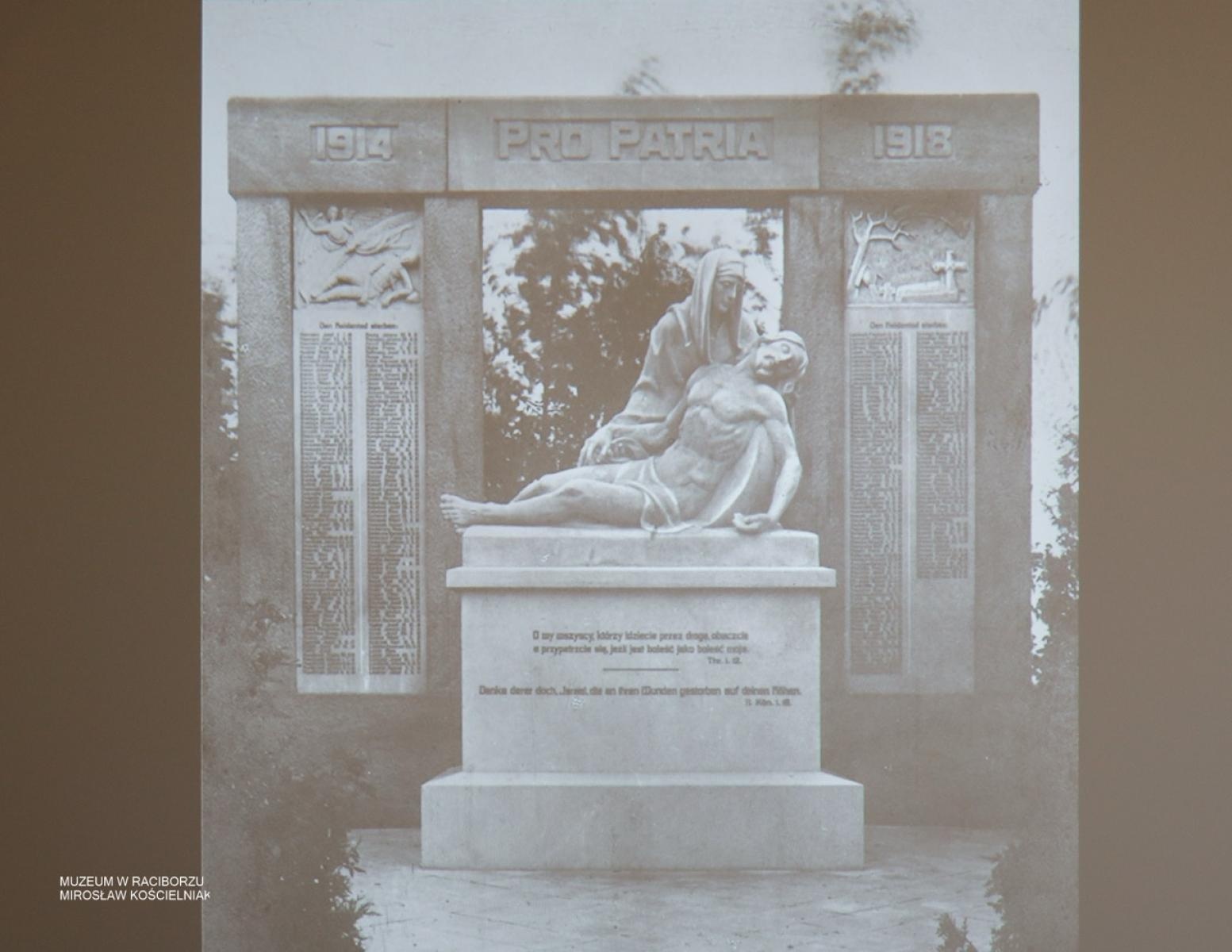 Zdjęcie w galerii na portalu naszraciborz.pl: W Muzeum w Raciborzu o pamięci i historii: szczegółowa inwentaryzacja pomników poległych wiadomości z regionu