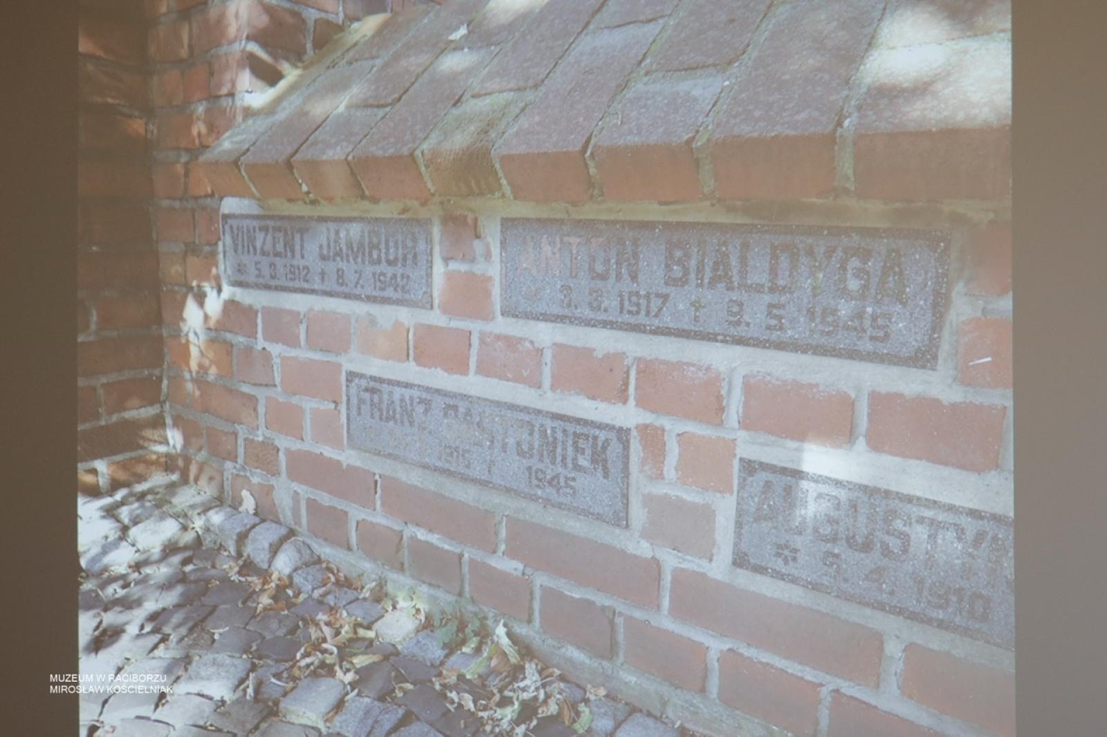 Zdjęcie w galerii na portalu naszraciborz.pl: W Muzeum w Raciborzu o pamięci i historii: szczegółowa inwentaryzacja pomników poległych wiadomości z regionu