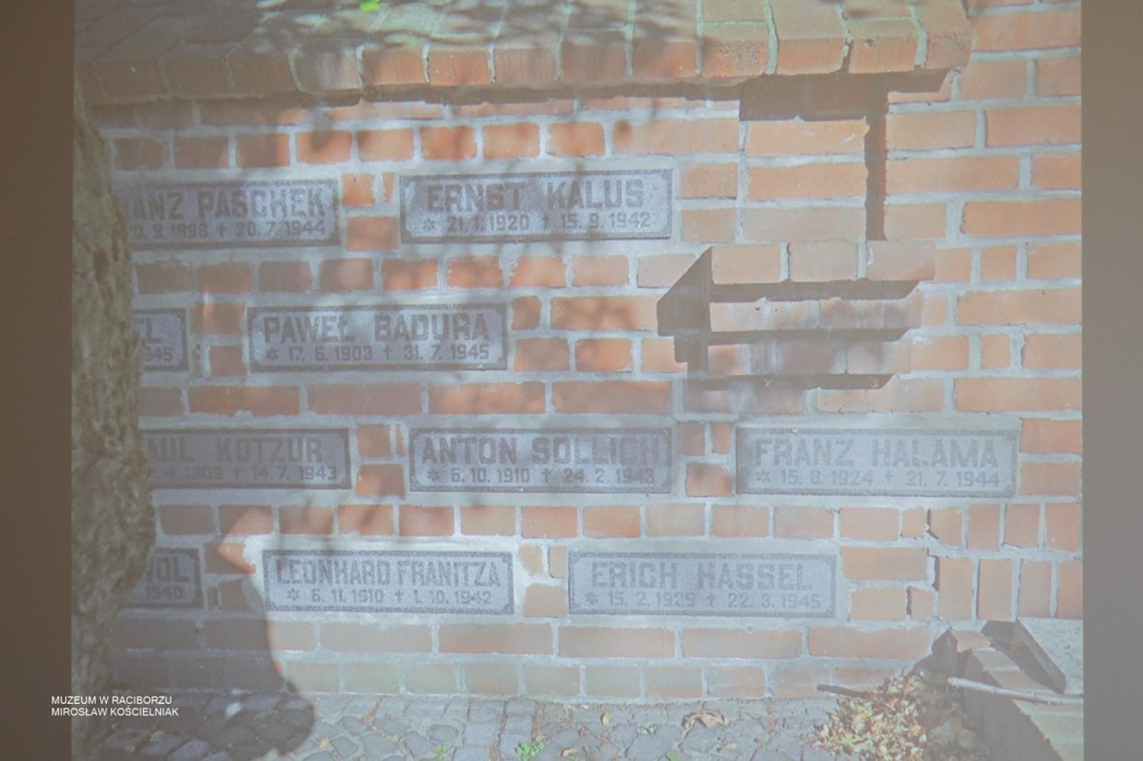 Zdjęcie w galerii na portalu naszraciborz.pl: W Muzeum w Raciborzu o pamięci i historii: szczegółowa inwentaryzacja pomników poległych wiadomości z regionu