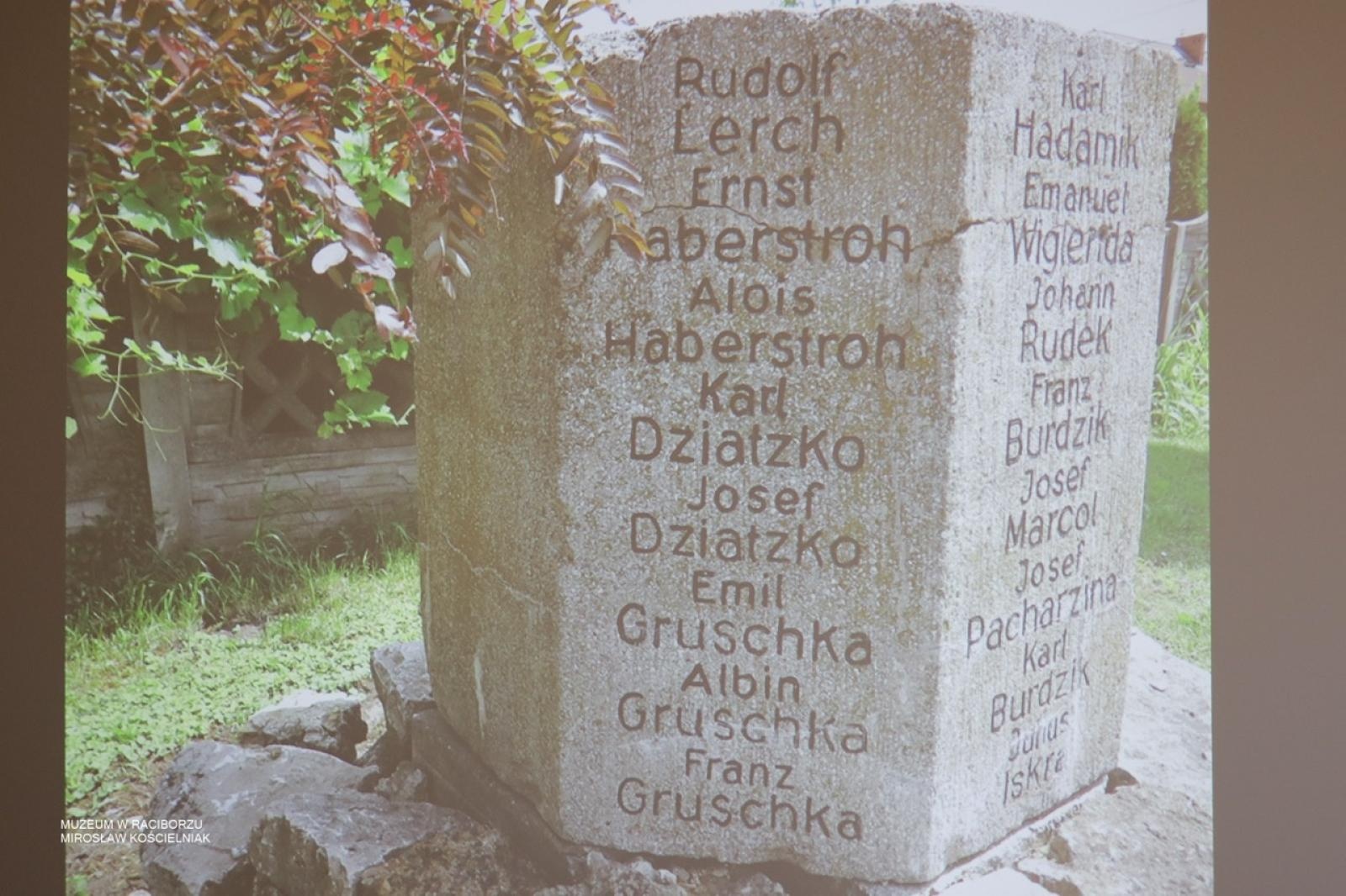 Zdjęcie w galerii na portalu naszraciborz.pl: W Muzeum w Raciborzu o pamięci i historii: szczegółowa inwentaryzacja pomników poległych wiadomości z regionu