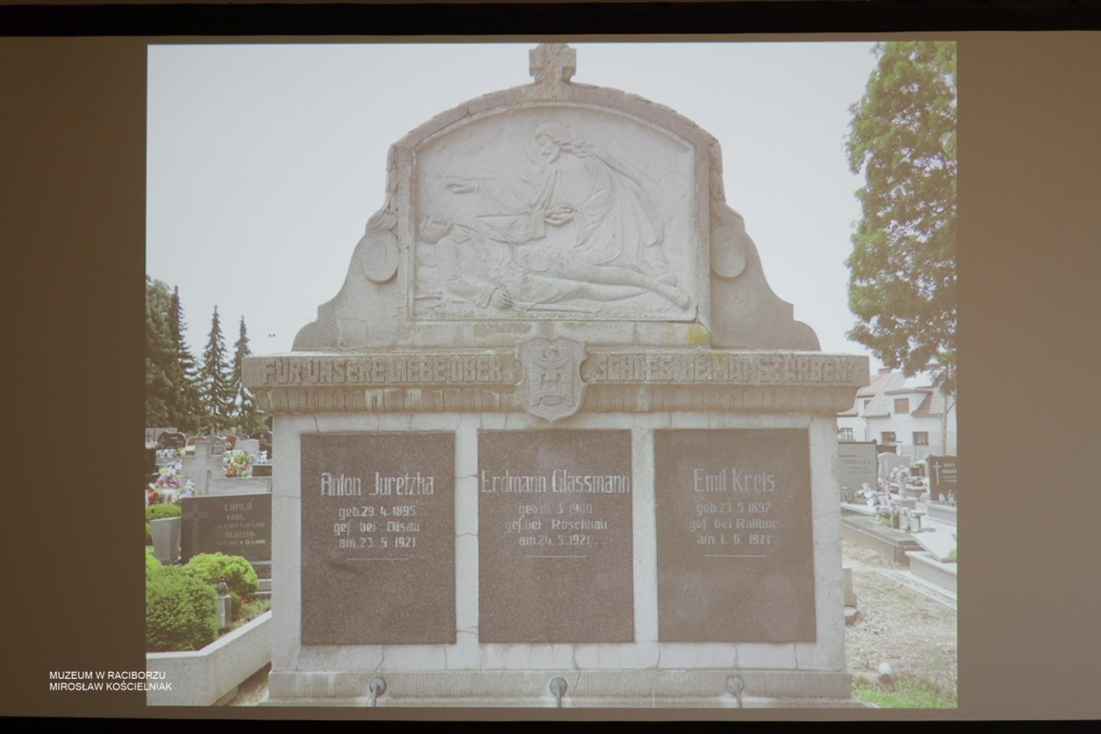 Zdjęcie w galerii na portalu naszraciborz.pl: W Muzeum w Raciborzu o pamięci i historii: szczegółowa inwentaryzacja pomników poległych wiadomości z regionu