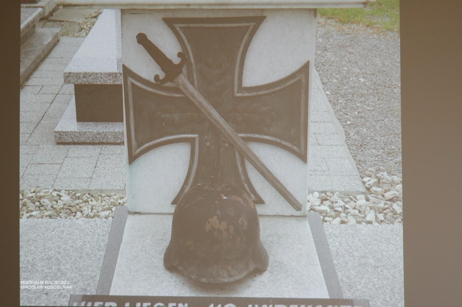 Zdjęcie w galerii na portalu naszraciborz.pl: W Muzeum w Raciborzu o pamięci i historii: szczegółowa inwentaryzacja pomników poległych wiadomości z regionu