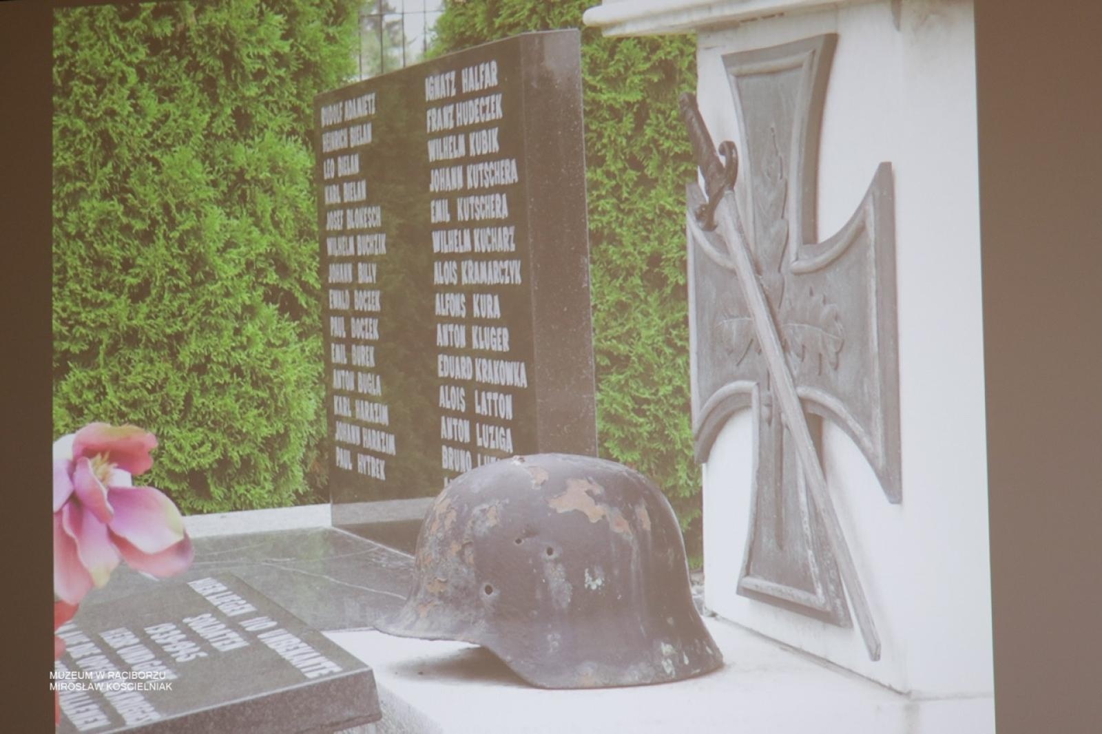 Zdjęcie w galerii na portalu naszraciborz.pl: W Muzeum w Raciborzu o pamięci i historii: szczegółowa inwentaryzacja pomników poległych wiadomości z regionu