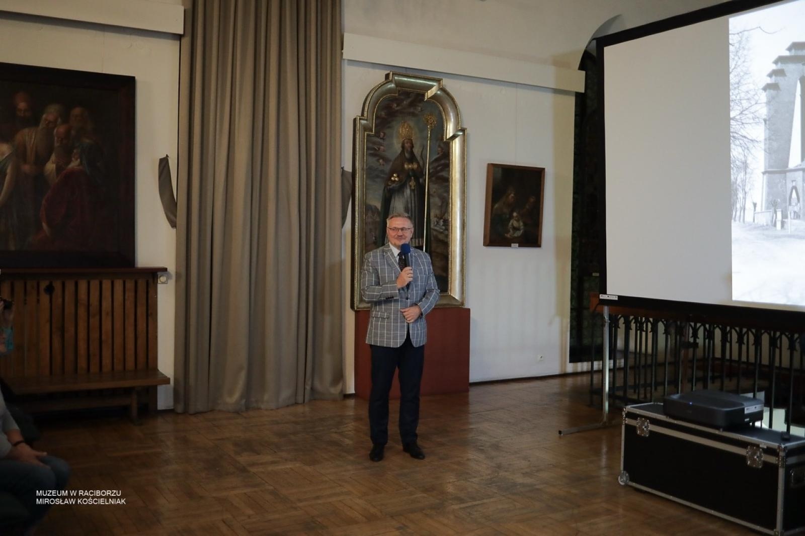 Zdjęcie w galerii na portalu naszraciborz.pl: W Muzeum w Raciborzu o pamięci i historii: szczegółowa inwentaryzacja pomników poległych wiadomości z regionu