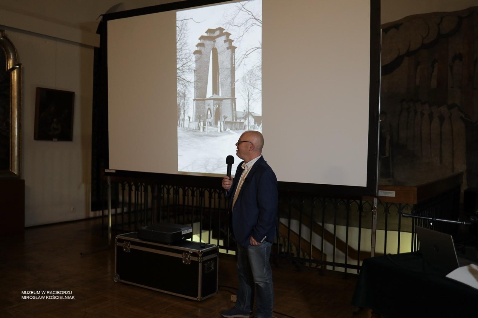 Zdjęcie w galerii na portalu naszraciborz.pl: W Muzeum w Raciborzu o pamięci i historii: szczegółowa inwentaryzacja pomników poległych wiadomości z regionu