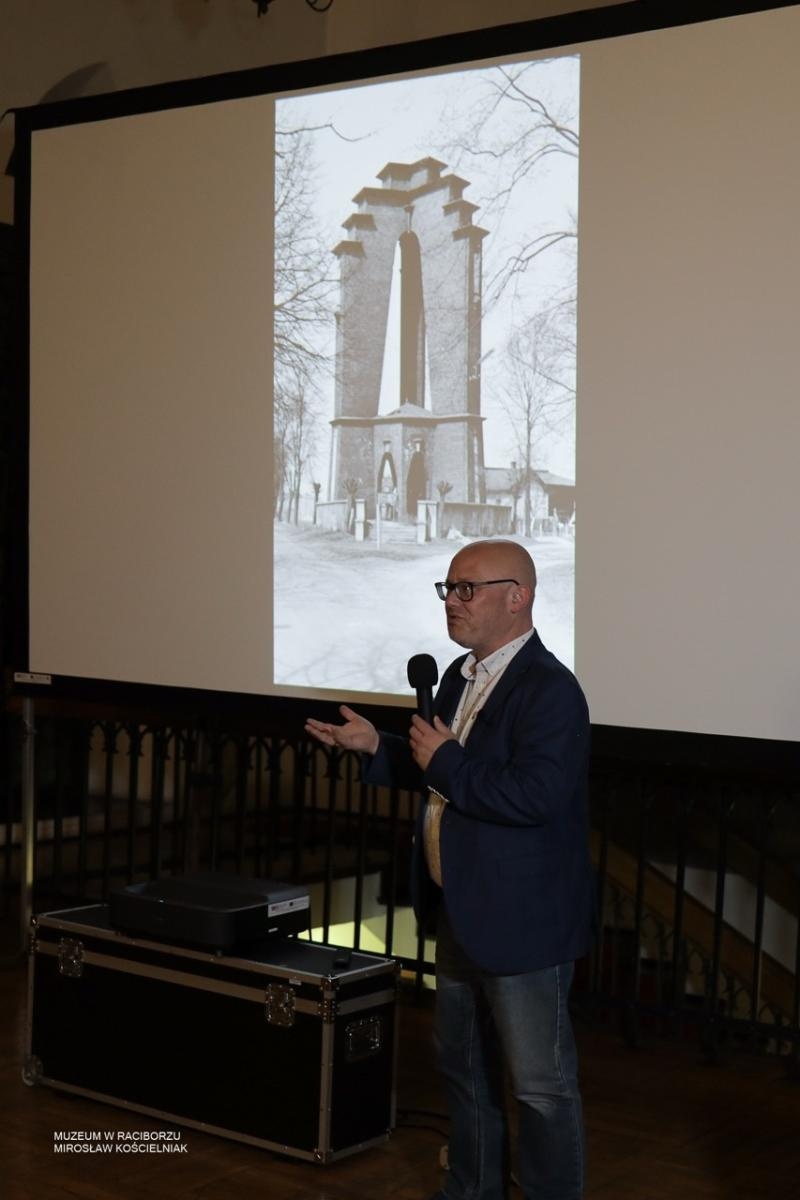 Zdjęcie w galerii na portalu naszraciborz.pl: W Muzeum w Raciborzu o pamięci i historii: szczegółowa inwentaryzacja pomników poległych wiadomości z regionu