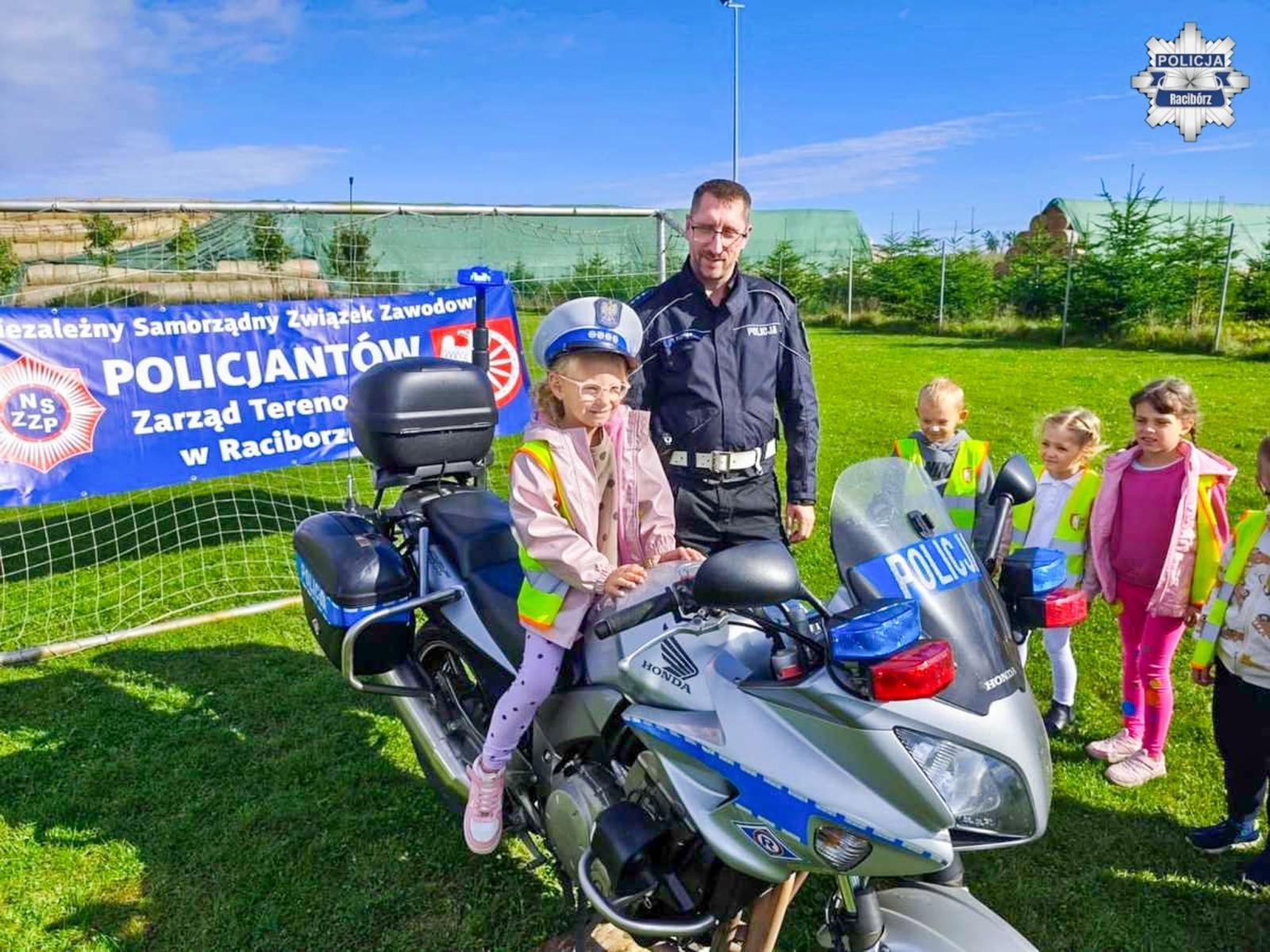 Zdjęcie w galerii na portalu naszraciborz.pl: Bezpieczna droga do szkoły – piknik służb mundurowych w Łęgu wiadomości z regionu