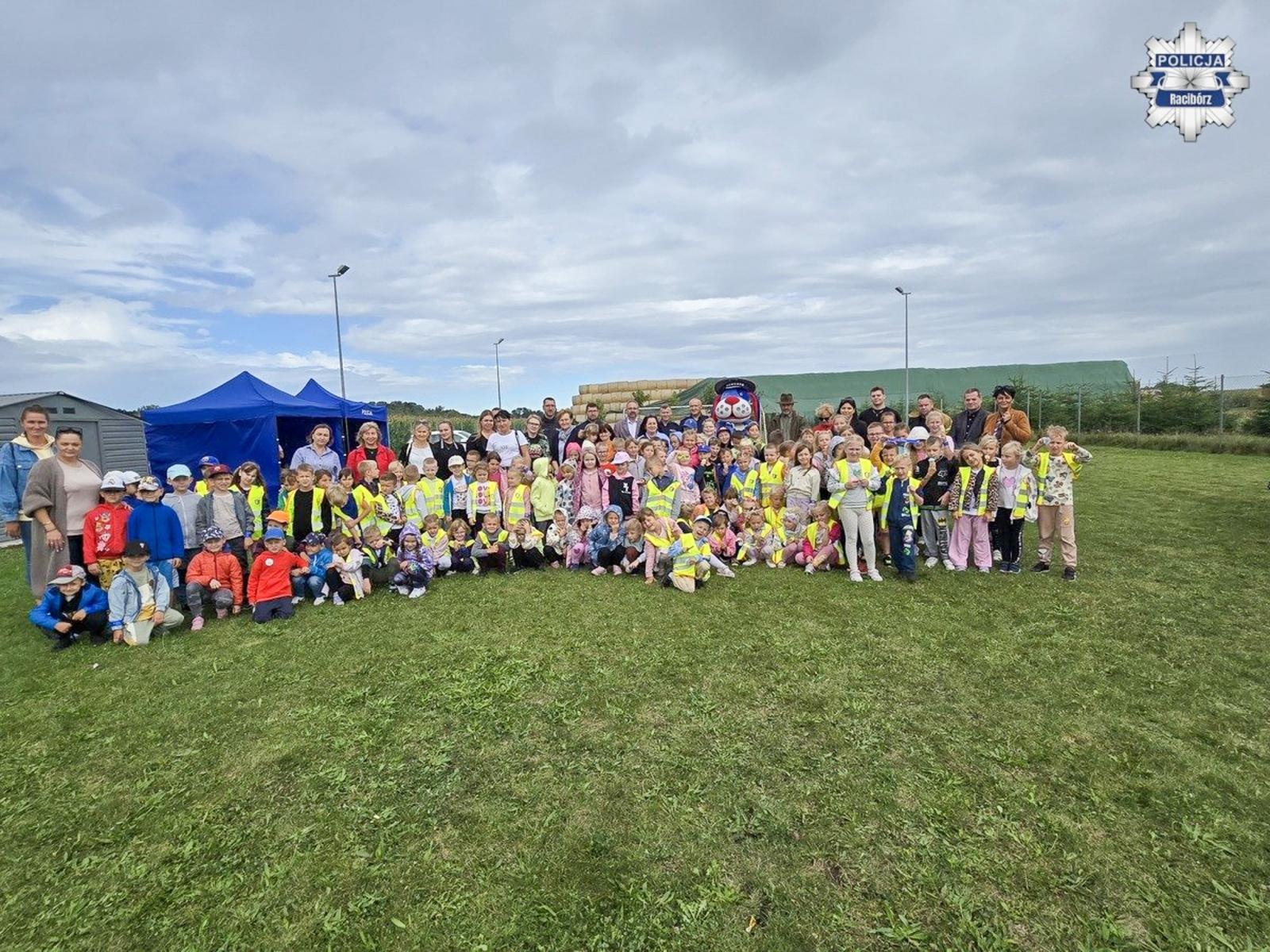 Zdjęcie w galerii na portalu naszraciborz.pl: Bezpieczna droga do szkoły – piknik służb mundurowych w Łęgu wiadomości z regionu