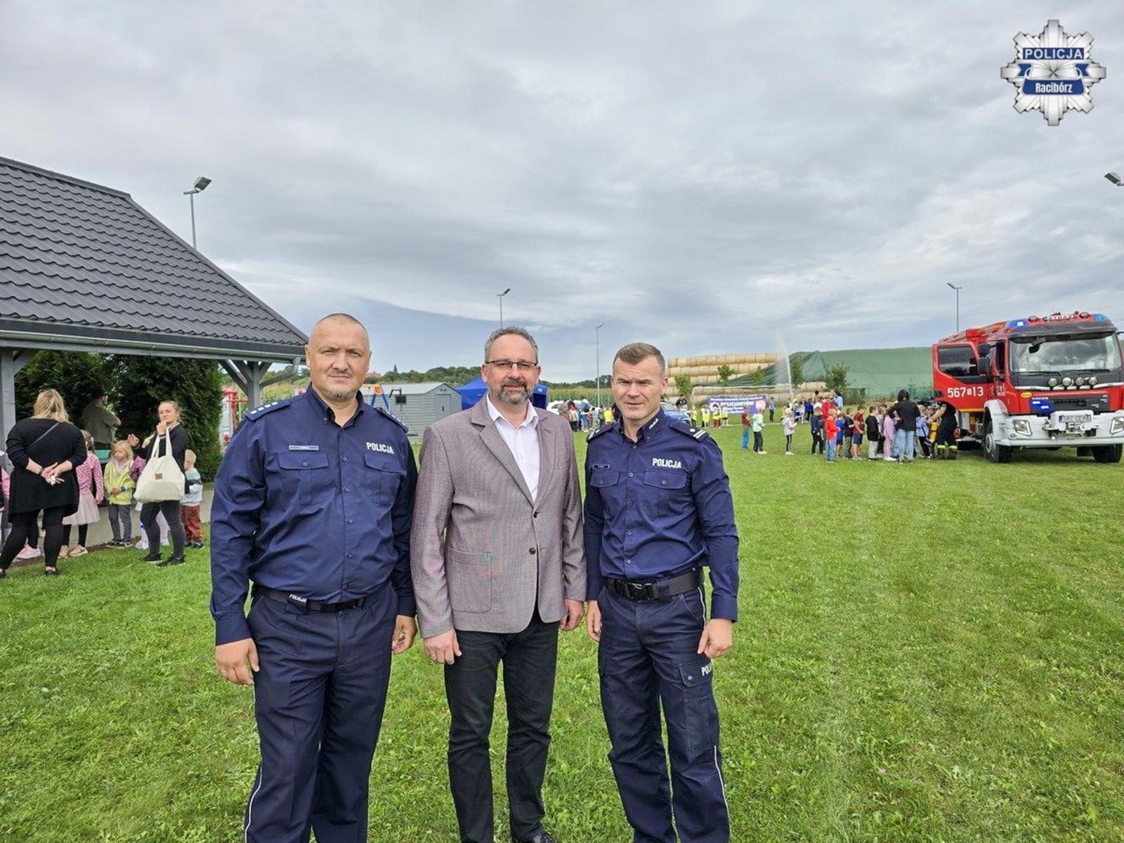 Zdjęcie w galerii na portalu naszraciborz.pl: Bezpieczna droga do szkoły – piknik służb mundurowych w Łęgu wiadomości z regionu