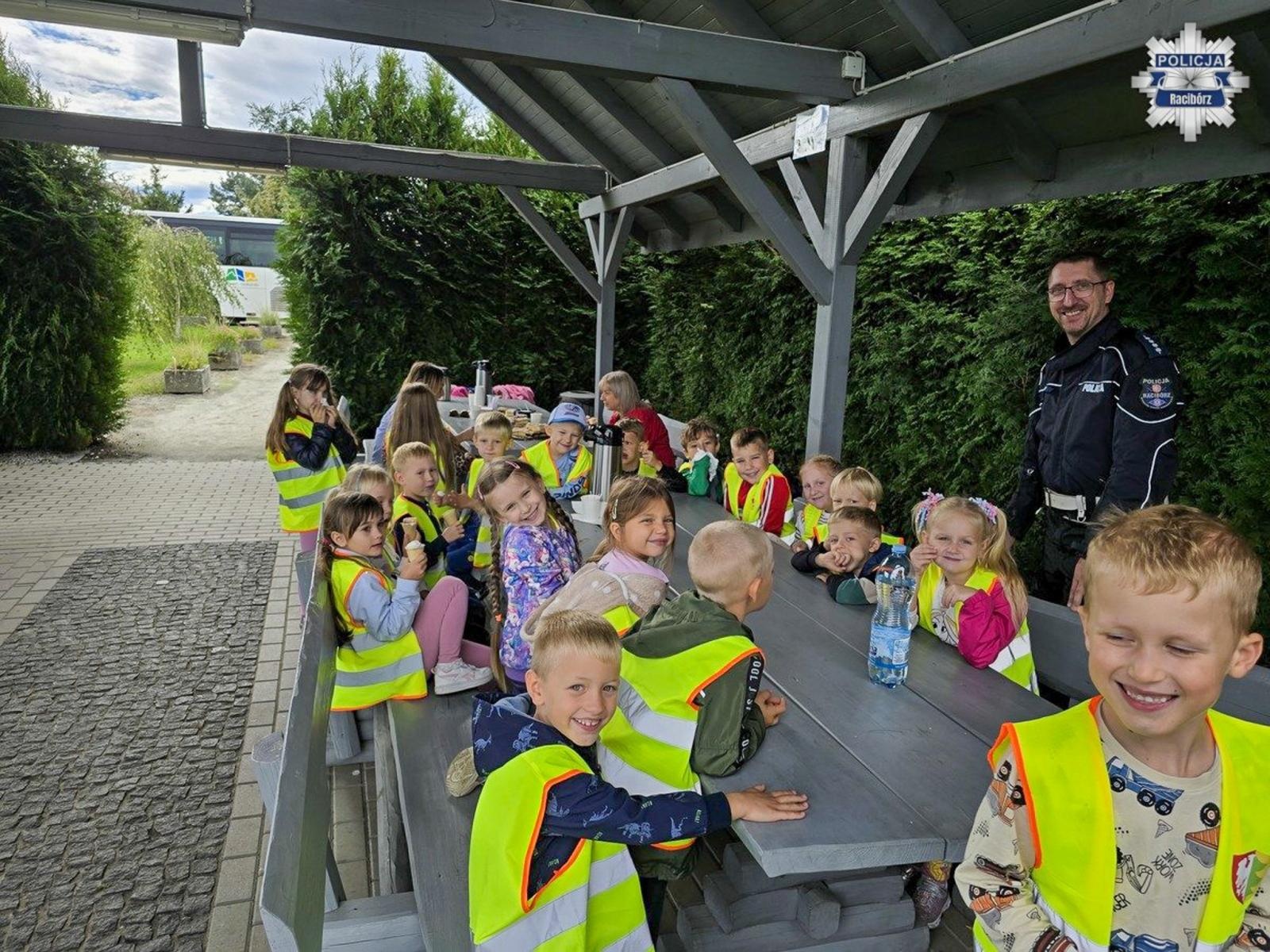 Zdjęcie w galerii na portalu naszraciborz.pl: Bezpieczna droga do szkoły – piknik służb mundurowych w Łęgu wiadomości z regionu