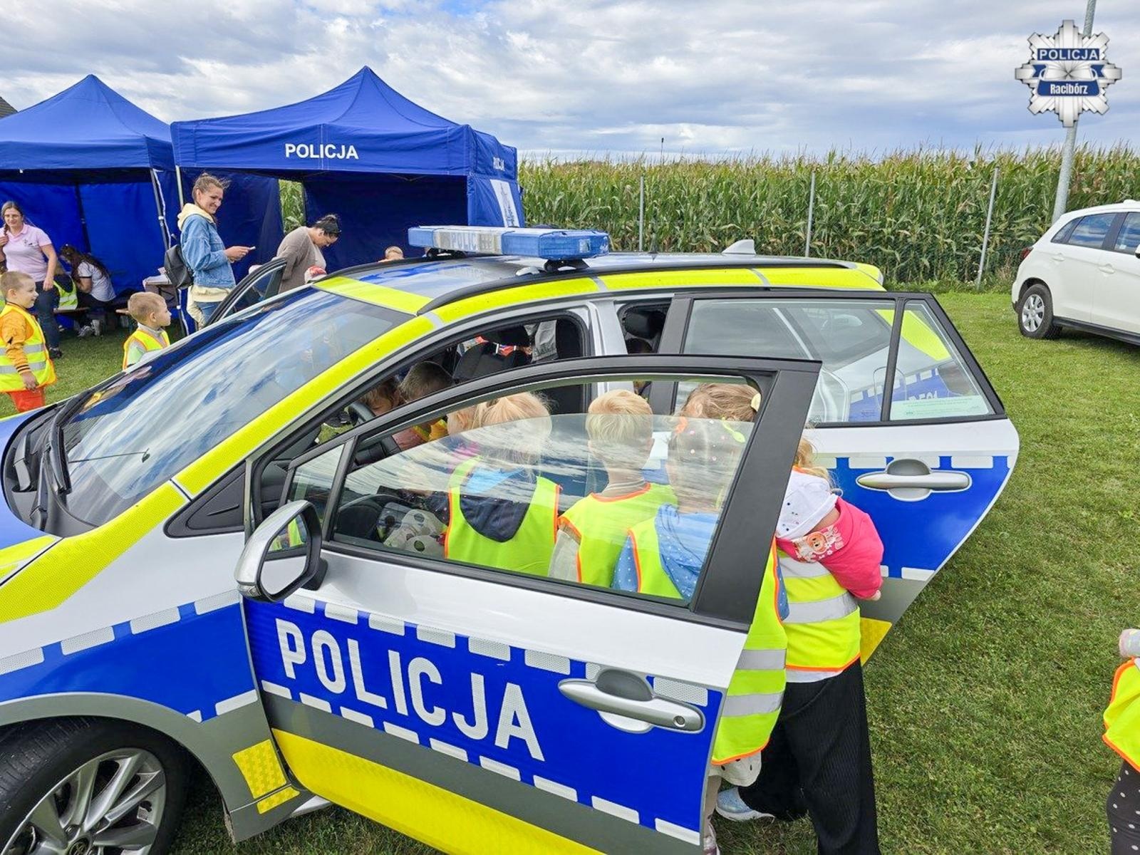 Zdjęcie w galerii na portalu naszraciborz.pl: Bezpieczna droga do szkoły – piknik służb mundurowych w Łęgu wiadomości z regionu