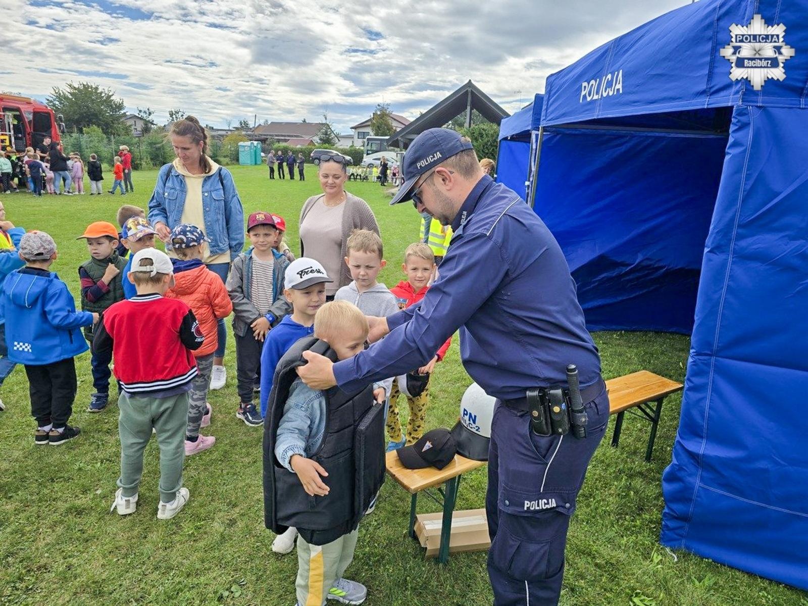 Zdjęcie w galerii na portalu naszraciborz.pl: Bezpieczna droga do szkoły – piknik służb mundurowych w Łęgu wiadomości z regionu