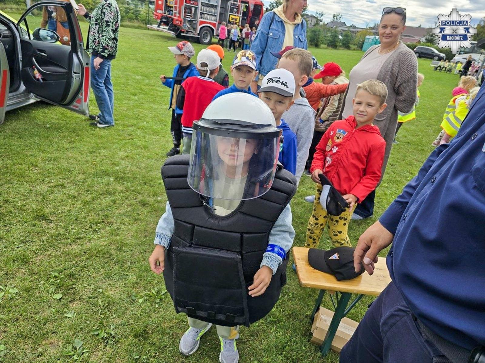 Zdjęcie w galerii na portalu naszraciborz.pl: Bezpieczna droga do szkoły – piknik służb mundurowych w Łęgu wiadomości z regionu