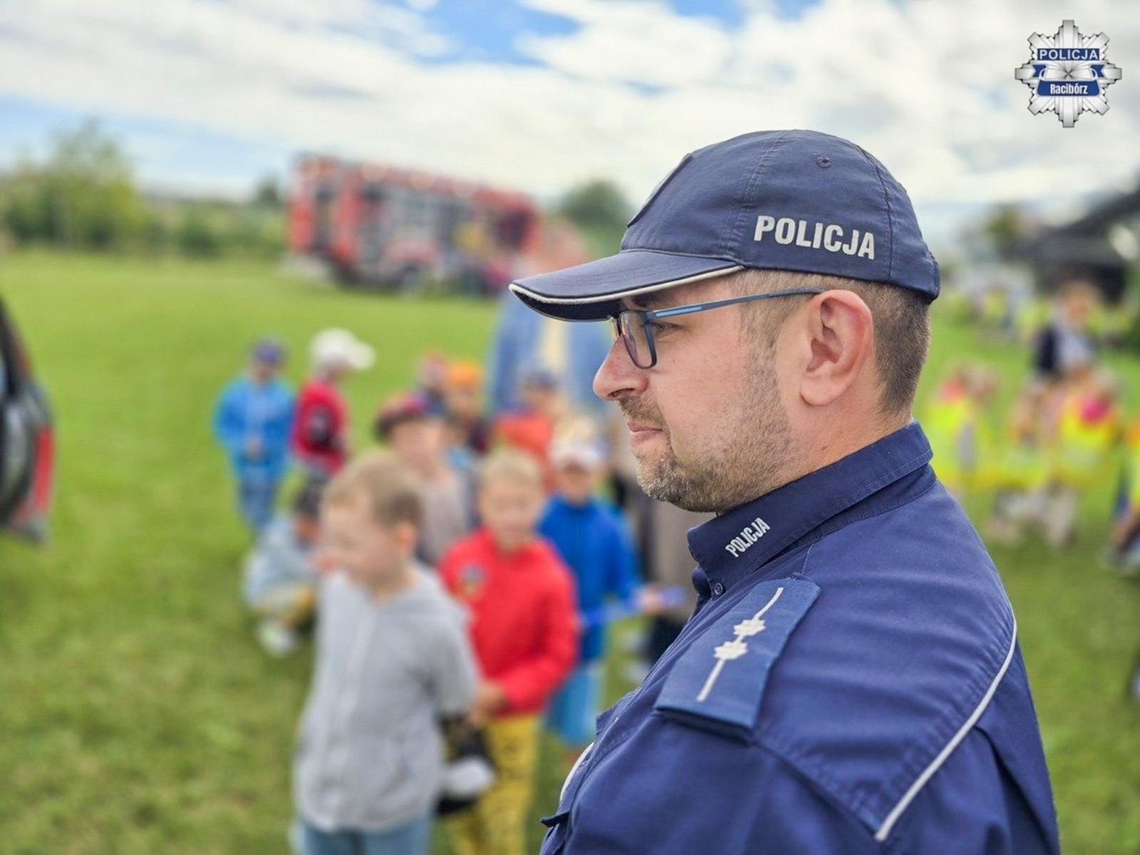 Zdjęcie w galerii na portalu naszraciborz.pl: Bezpieczna droga do szkoły – piknik służb mundurowych w Łęgu wiadomości z regionu