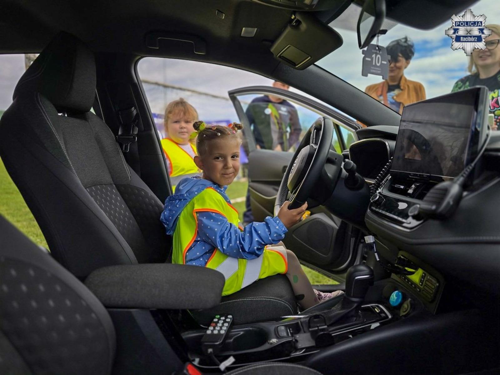 Zdjęcie w galerii na portalu naszraciborz.pl: Bezpieczna droga do szkoły – piknik służb mundurowych w Łęgu wiadomości z regionu