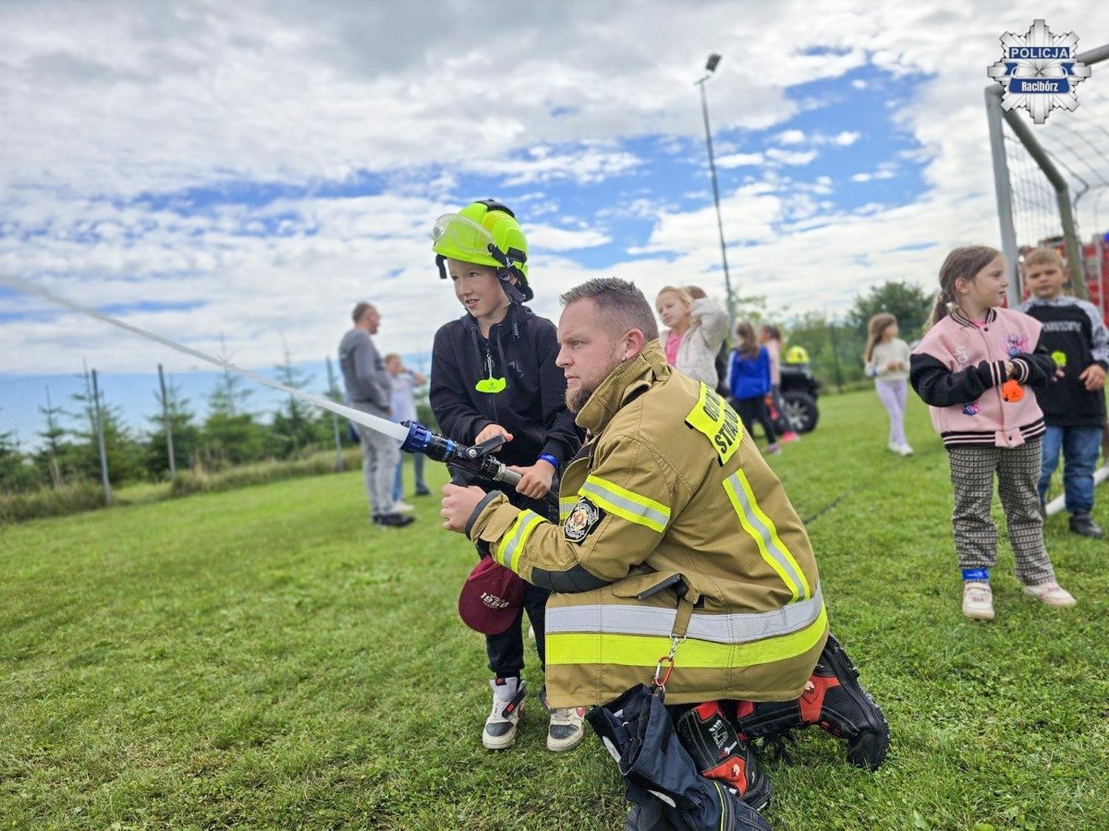 Zdjęcie w galerii na portalu naszraciborz.pl: Bezpieczna droga do szkoły – piknik służb mundurowych w Łęgu wiadomości z regionu