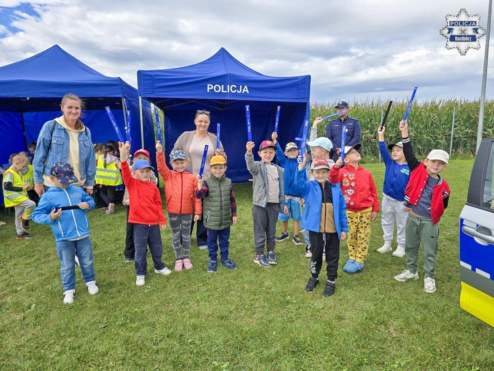 Zdjęcie w galerii na portalu naszraciborz.pl: Bezpieczna droga do szkoły – piknik służb mundurowych w Łęgu wiadomości z regionu