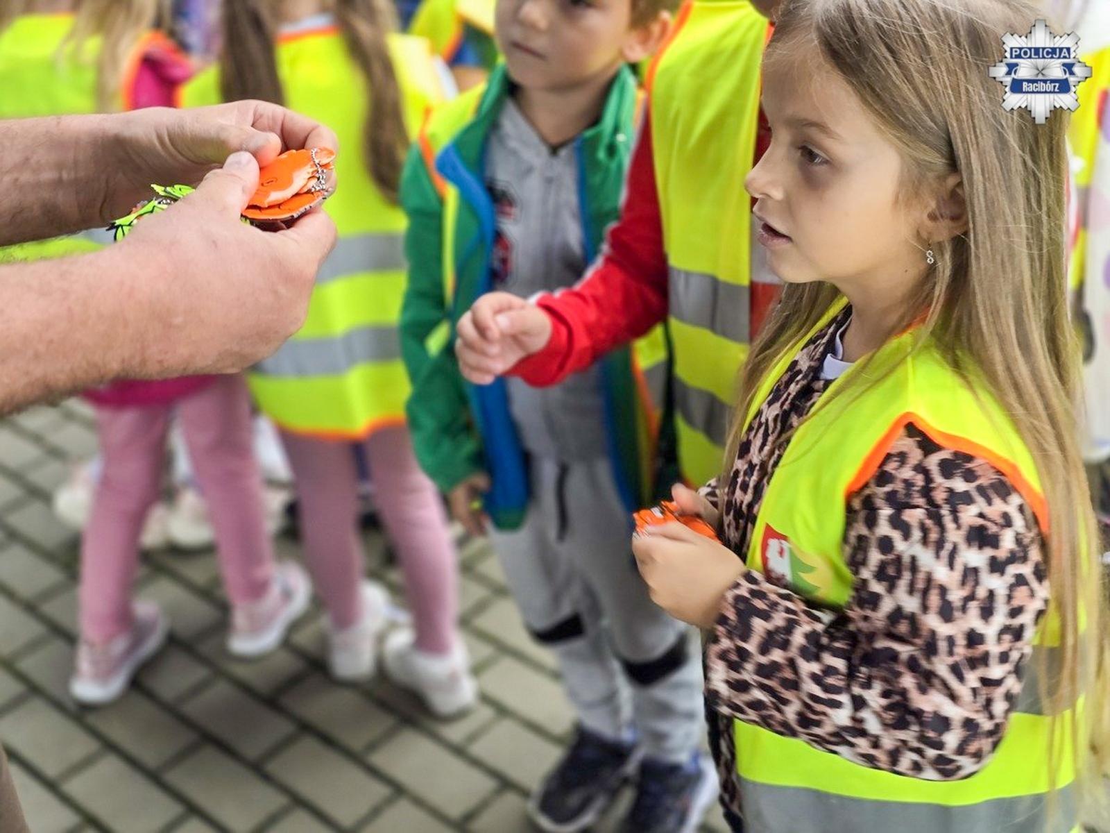 Zdjęcie w galerii na portalu naszraciborz.pl: Bezpieczna droga do szkoły – piknik służb mundurowych w Łęgu wiadomości z regionu