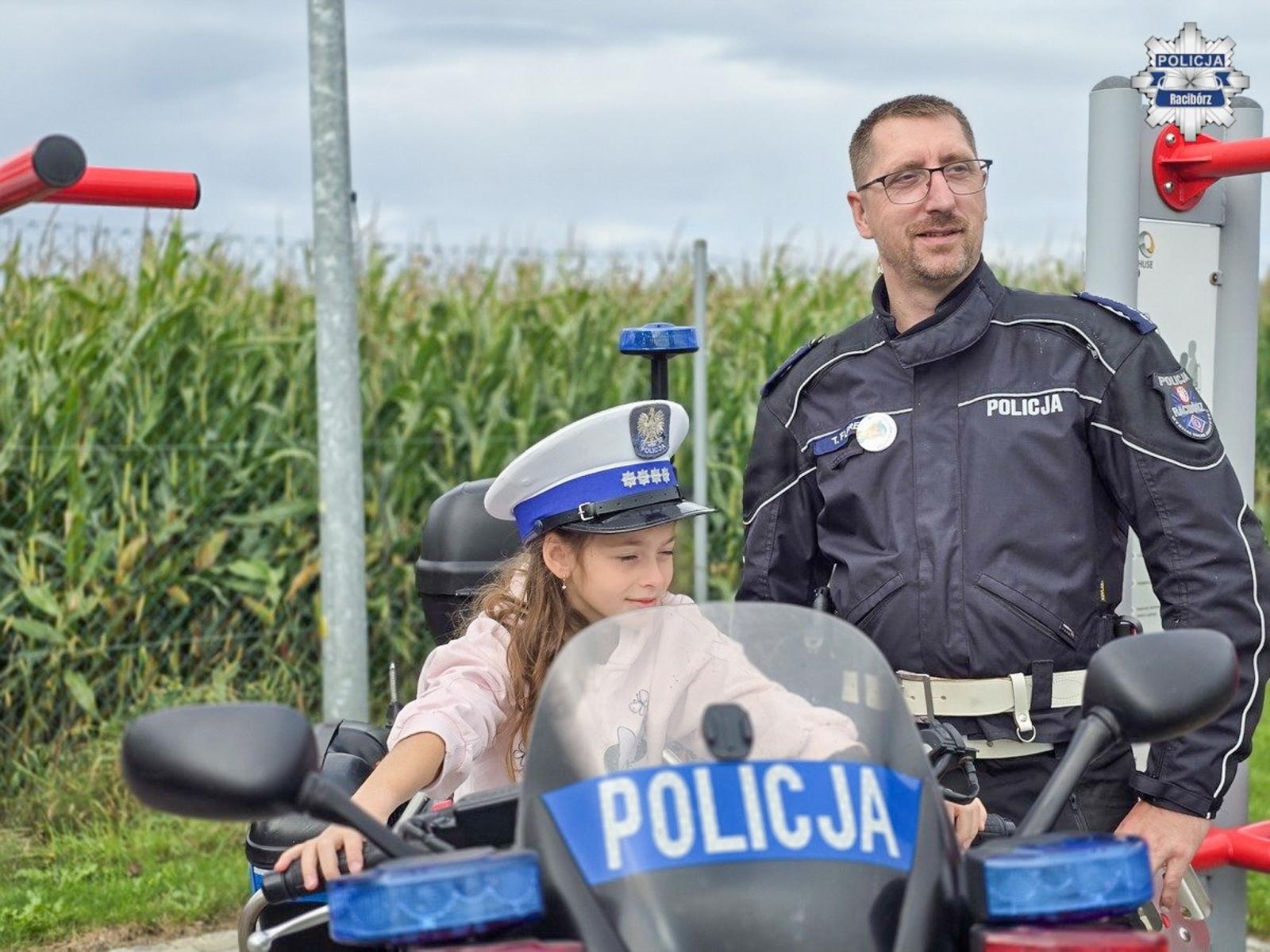 Zdjęcie w galerii na portalu naszraciborz.pl: Bezpieczna droga do szkoły – piknik służb mundurowych w Łęgu wiadomości z regionu