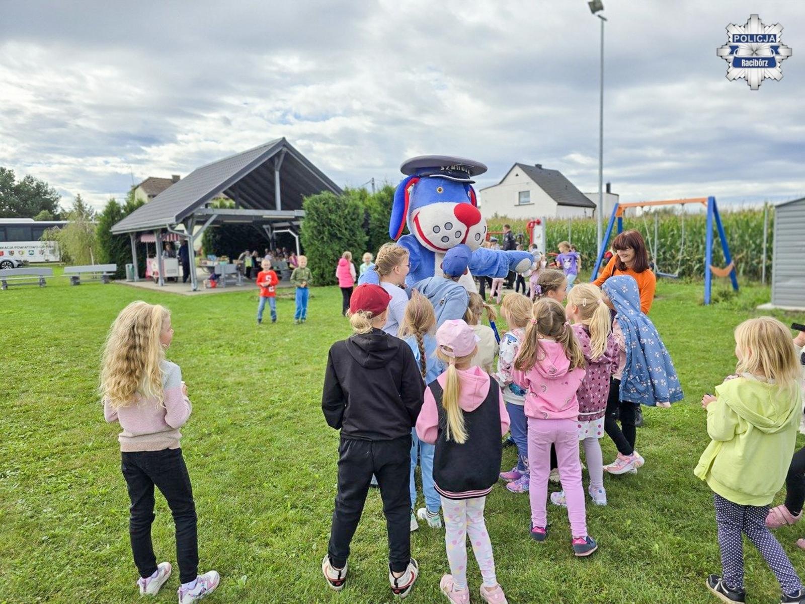 Zdjęcie w galerii na portalu naszraciborz.pl: Bezpieczna droga do szkoły – piknik służb mundurowych w Łęgu wiadomości z regionu