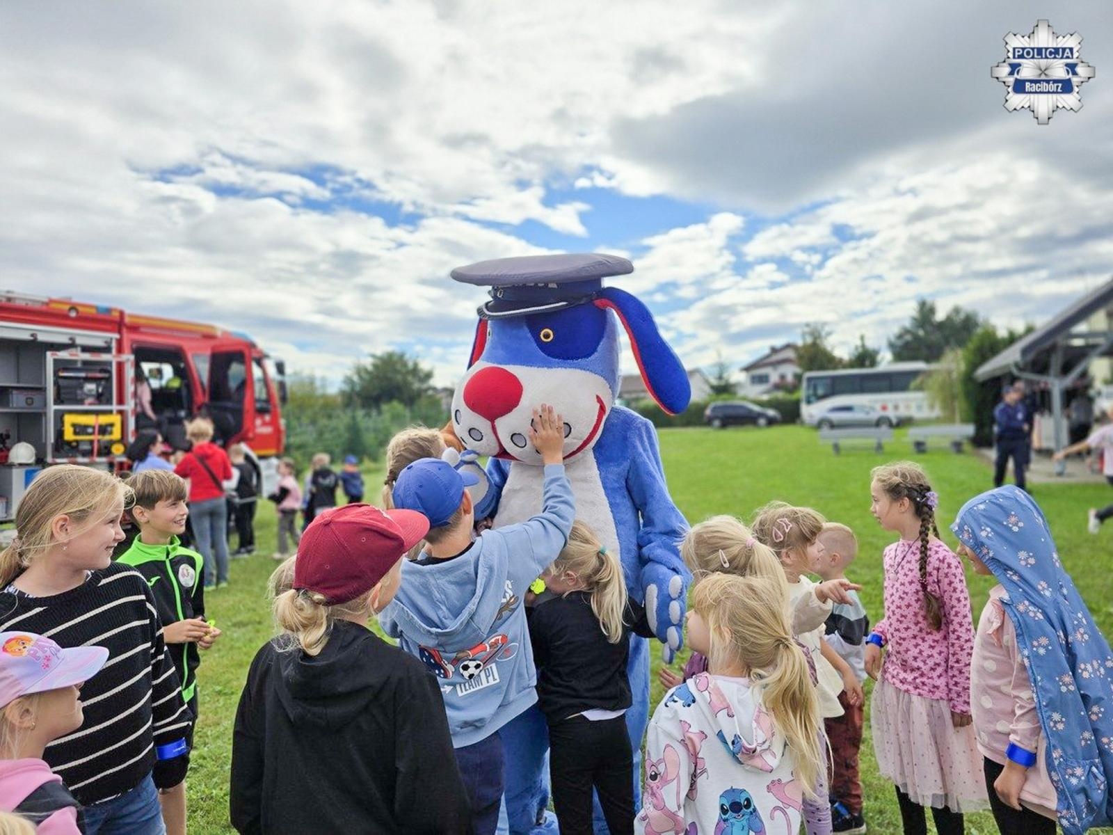Zdjęcie w galerii na portalu naszraciborz.pl: Bezpieczna droga do szkoły – piknik służb mundurowych w Łęgu wiadomości z regionu