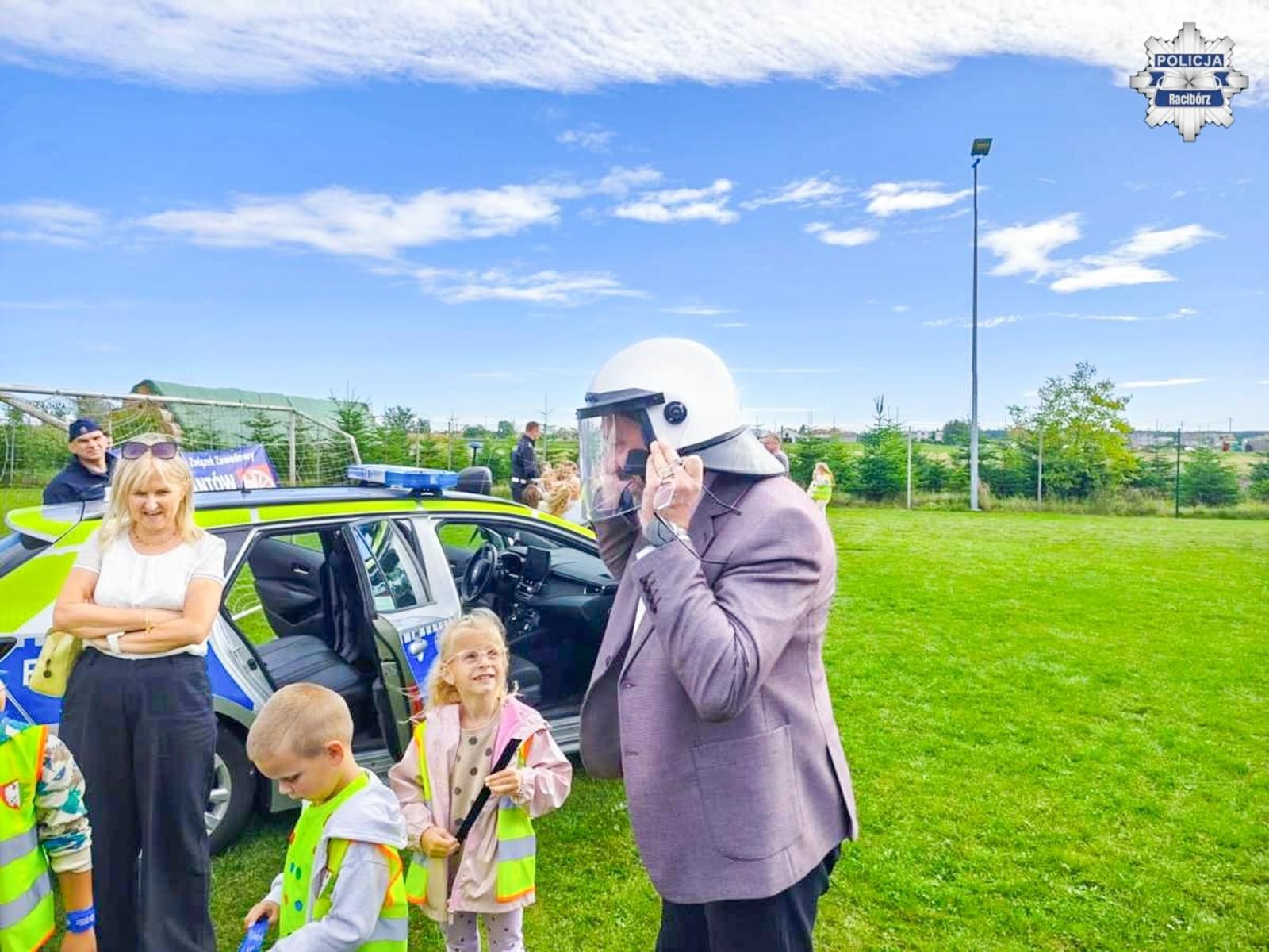Zdjęcie w galerii na portalu naszraciborz.pl: Bezpieczna droga do szkoły – piknik służb mundurowych w Łęgu wiadomości z regionu