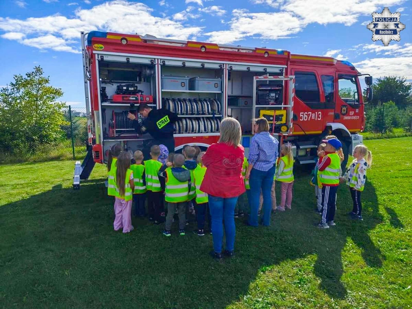 Zdjęcie w galerii na portalu naszraciborz.pl: Bezpieczna droga do szkoły – piknik służb mundurowych w Łęgu wiadomości z regionu