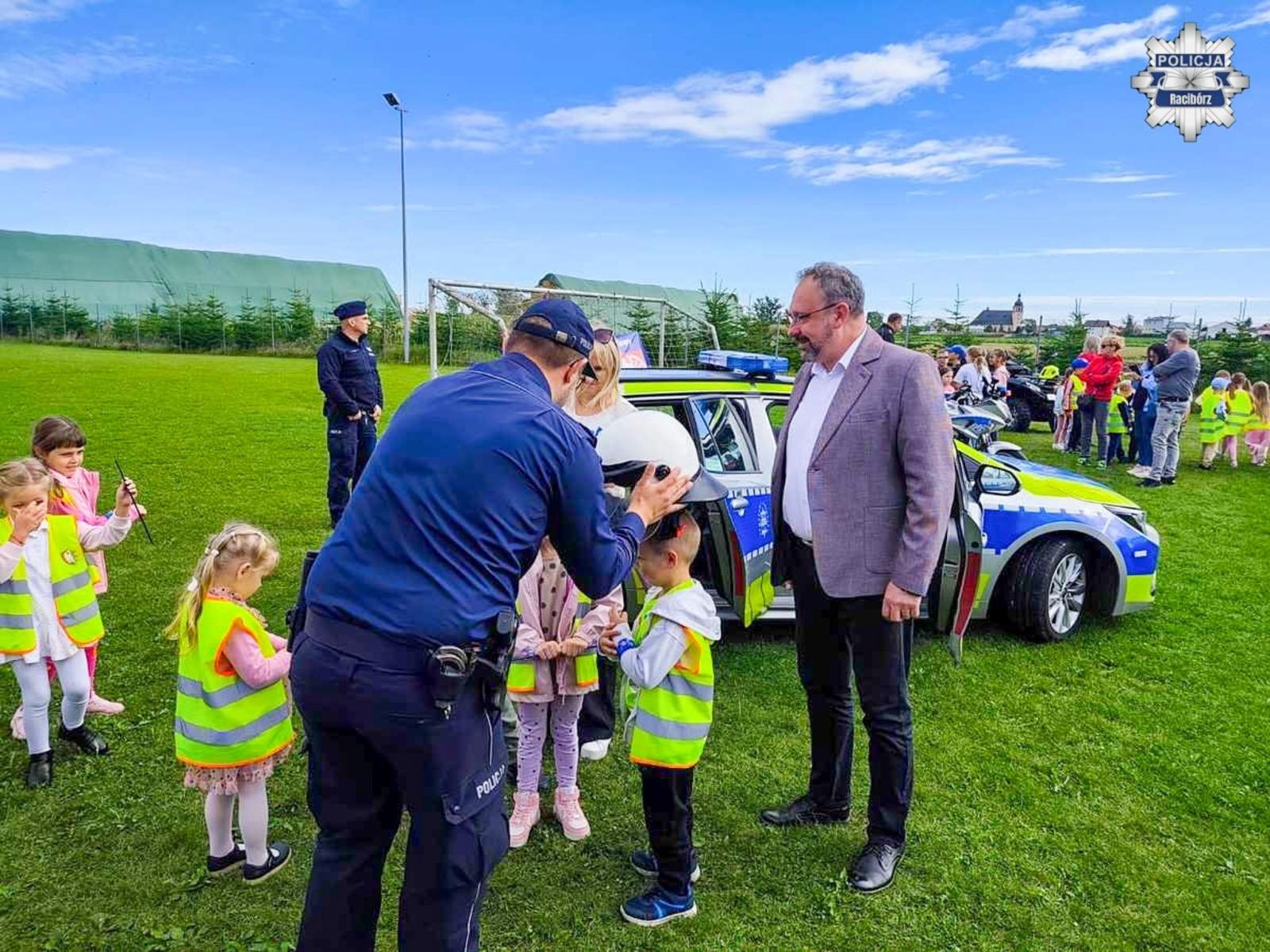 Zdjęcie w galerii na portalu naszraciborz.pl: Bezpieczna droga do szkoły – piknik służb mundurowych w Łęgu wiadomości z regionu