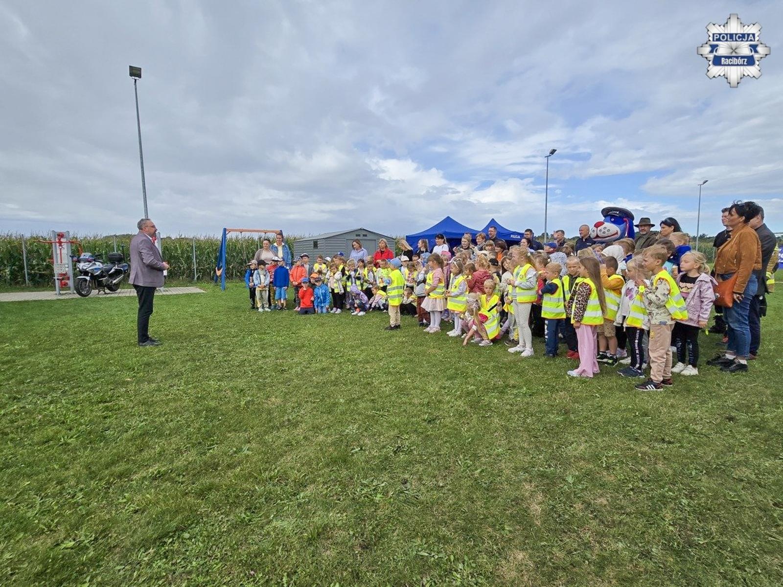 Zdjęcie w galerii na portalu naszraciborz.pl: Bezpieczna droga do szkoły – piknik służb mundurowych w Łęgu wiadomości z regionu