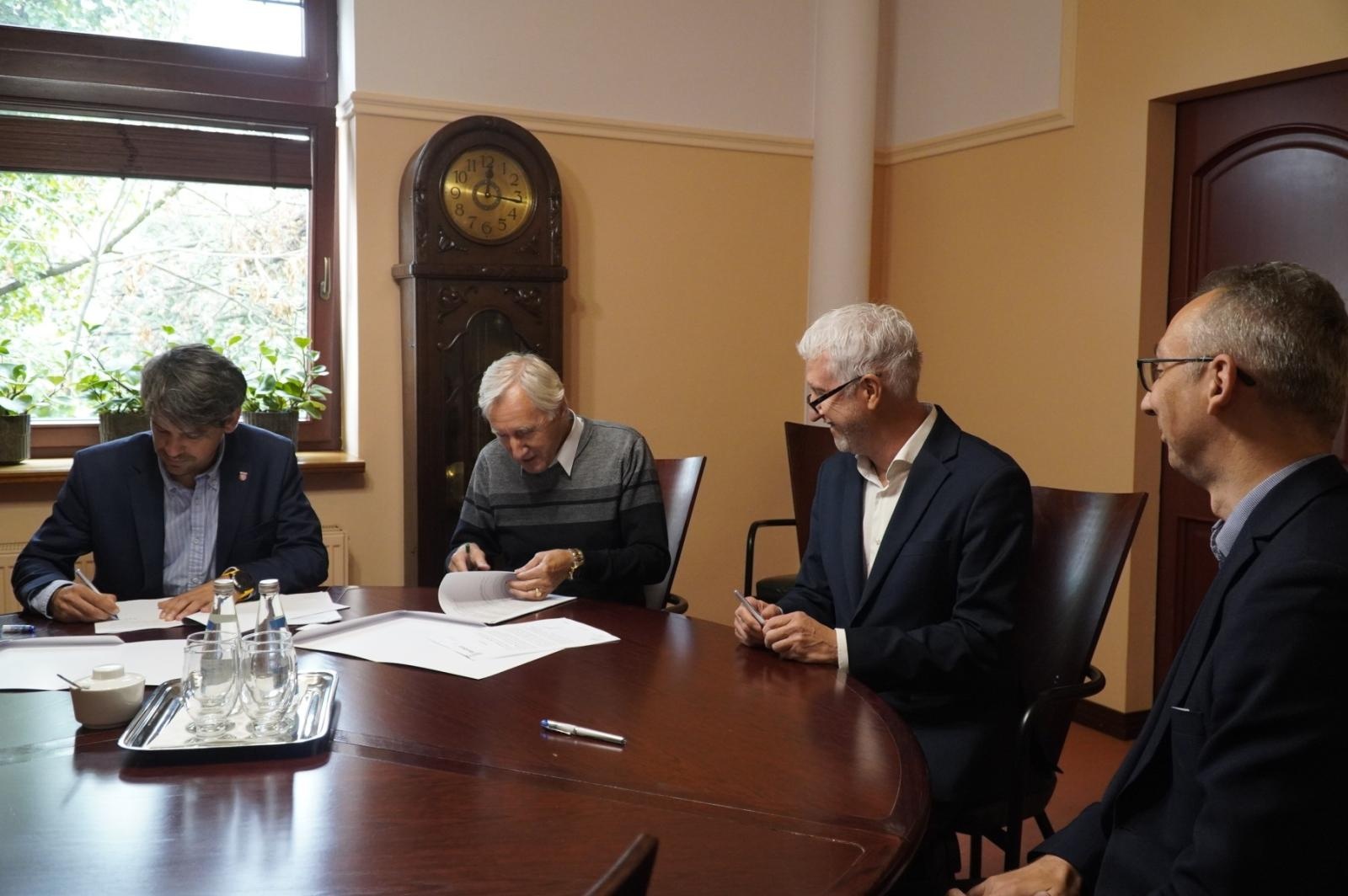 Zdjęcie w galerii na portalu naszraciborz.pl: Droga Racibórz–Pszczyna coraz bliżej. Podpisano umowę na dokumentację dla etapu III wiadomości z regionu