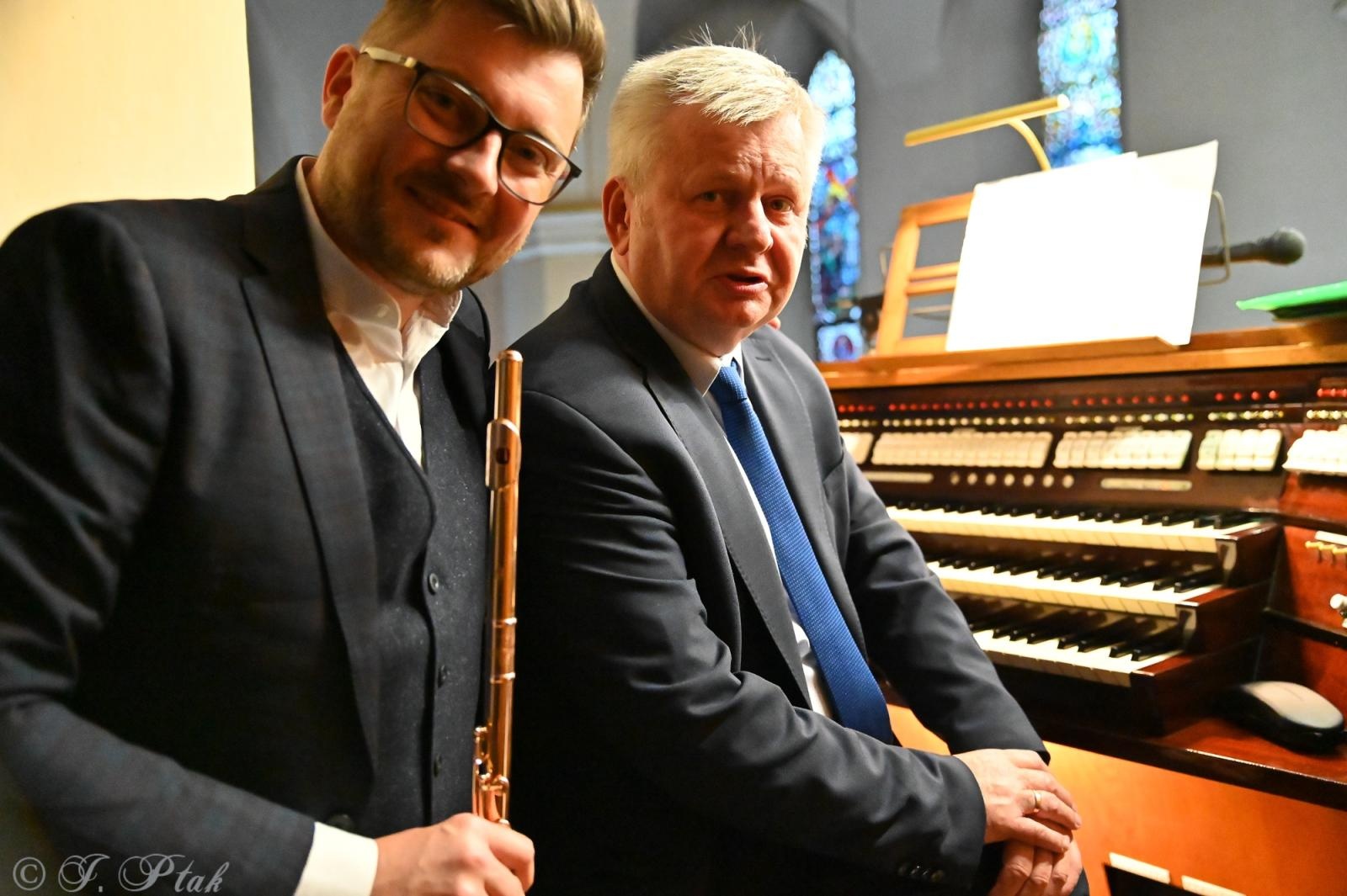 Zdjęcie w galerii na portalu naszraciborz.pl: Wielki duet w raciborskiej farze – Perucki i Długosz w blasku muzyki wiadomości z regionu