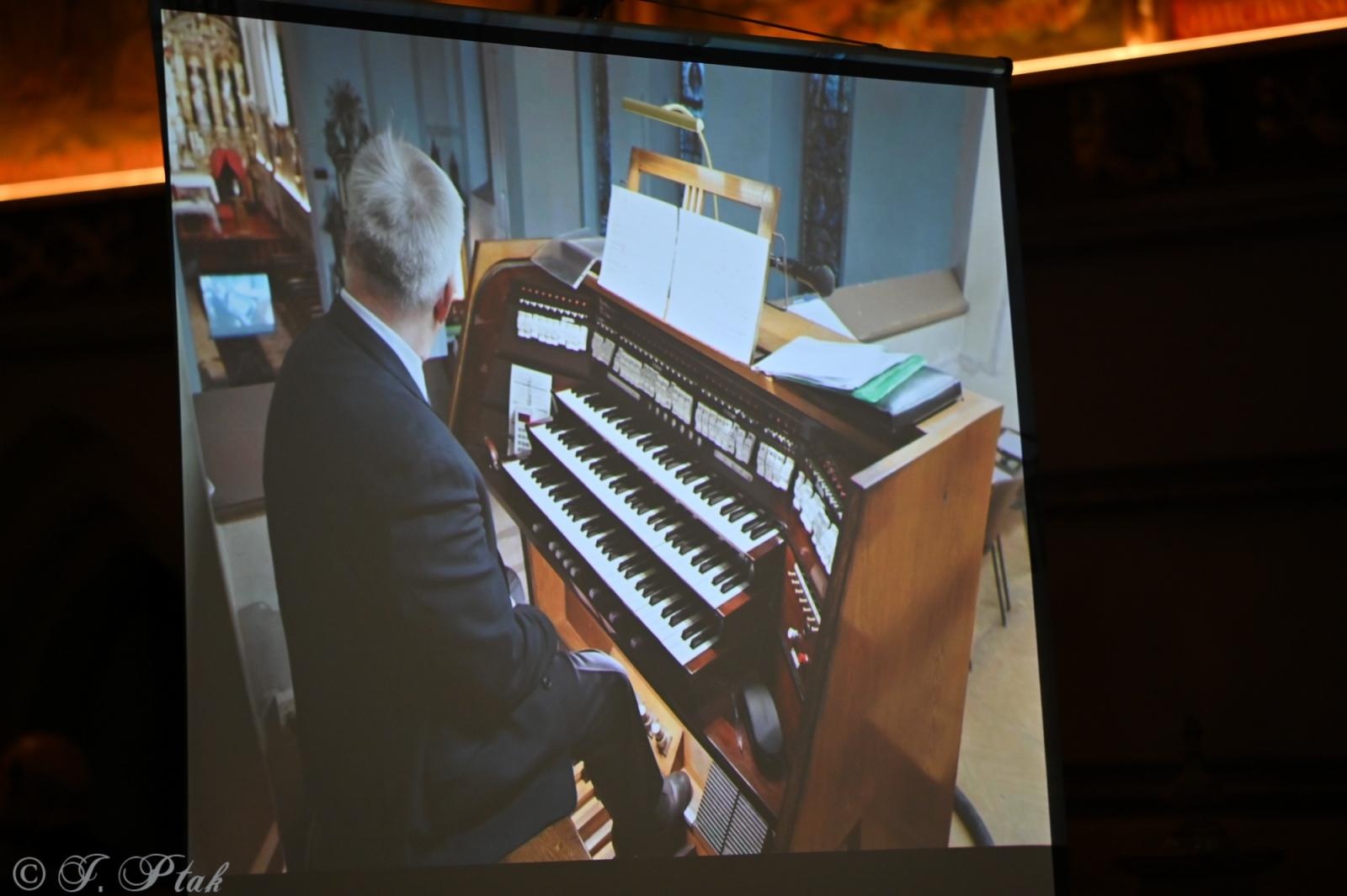 Zdjęcie w galerii na portalu naszraciborz.pl: Wielki duet w raciborskiej farze – Perucki i Długosz w blasku muzyki wiadomości z regionu