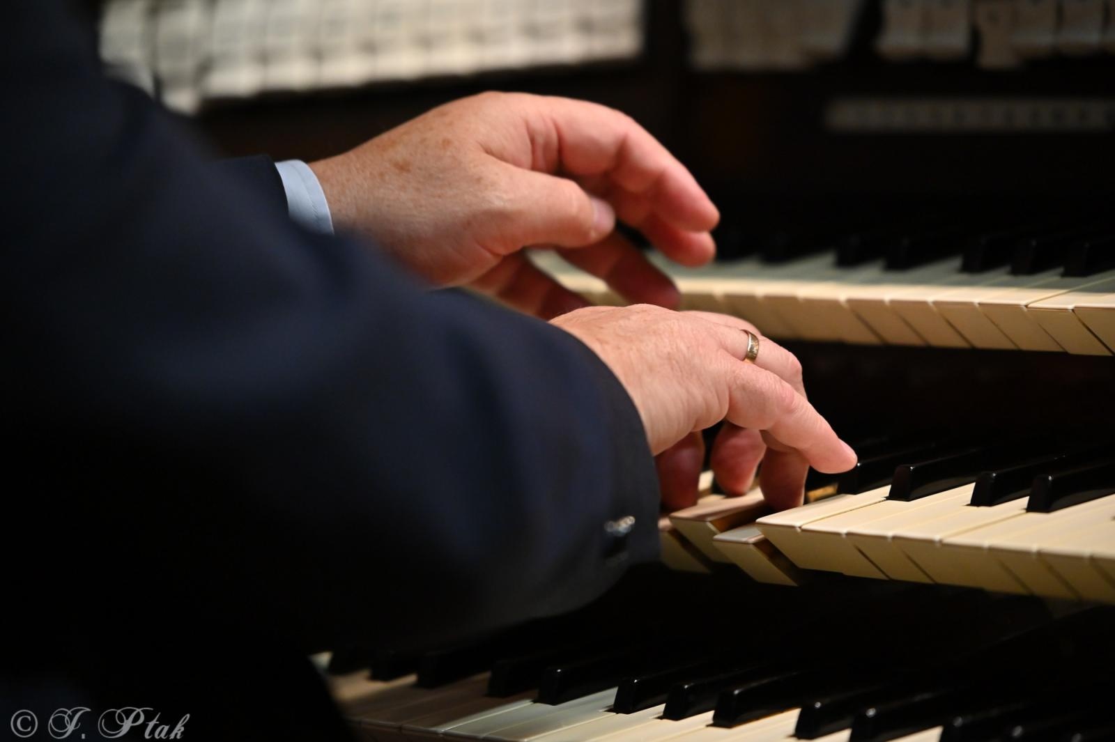 Zdjęcie w galerii na portalu naszraciborz.pl: Wielki duet w raciborskiej farze – Perucki i Długosz w blasku muzyki wiadomości z regionu