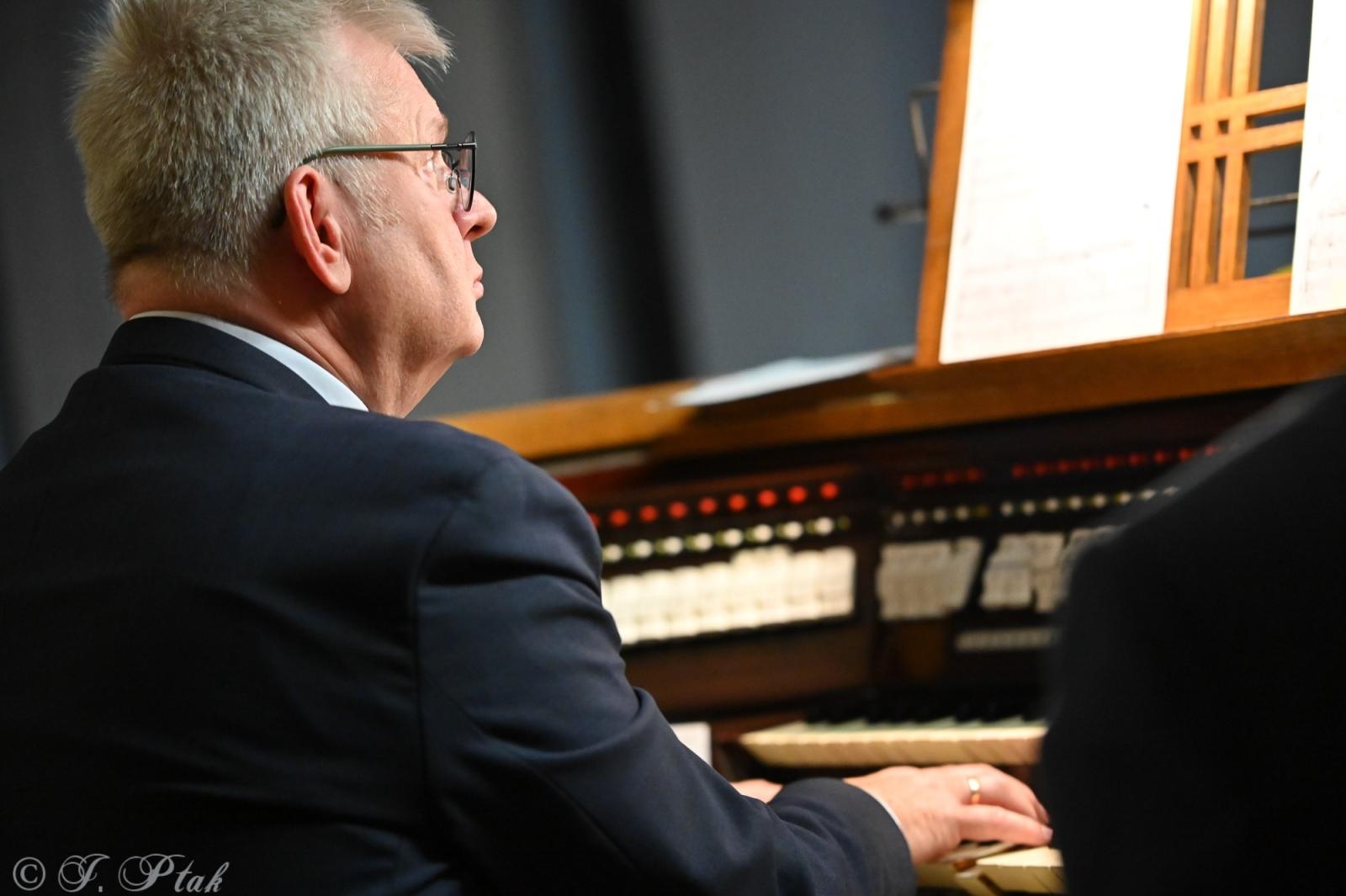 Zdjęcie w galerii na portalu naszraciborz.pl: Wielki duet w raciborskiej farze – Perucki i Długosz w blasku muzyki wiadomości z regionu