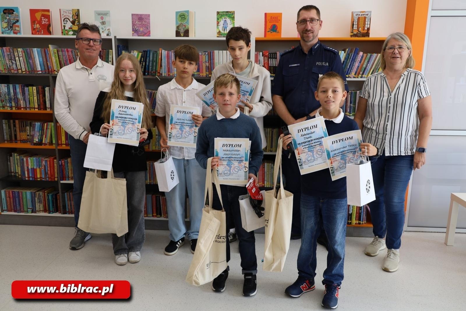 Zdjęcie w galerii na portalu naszraciborz.pl: Konkurs Wiedzy o Ruchu Drogowym w raciborskiej bibliotece wiadomości z regionu