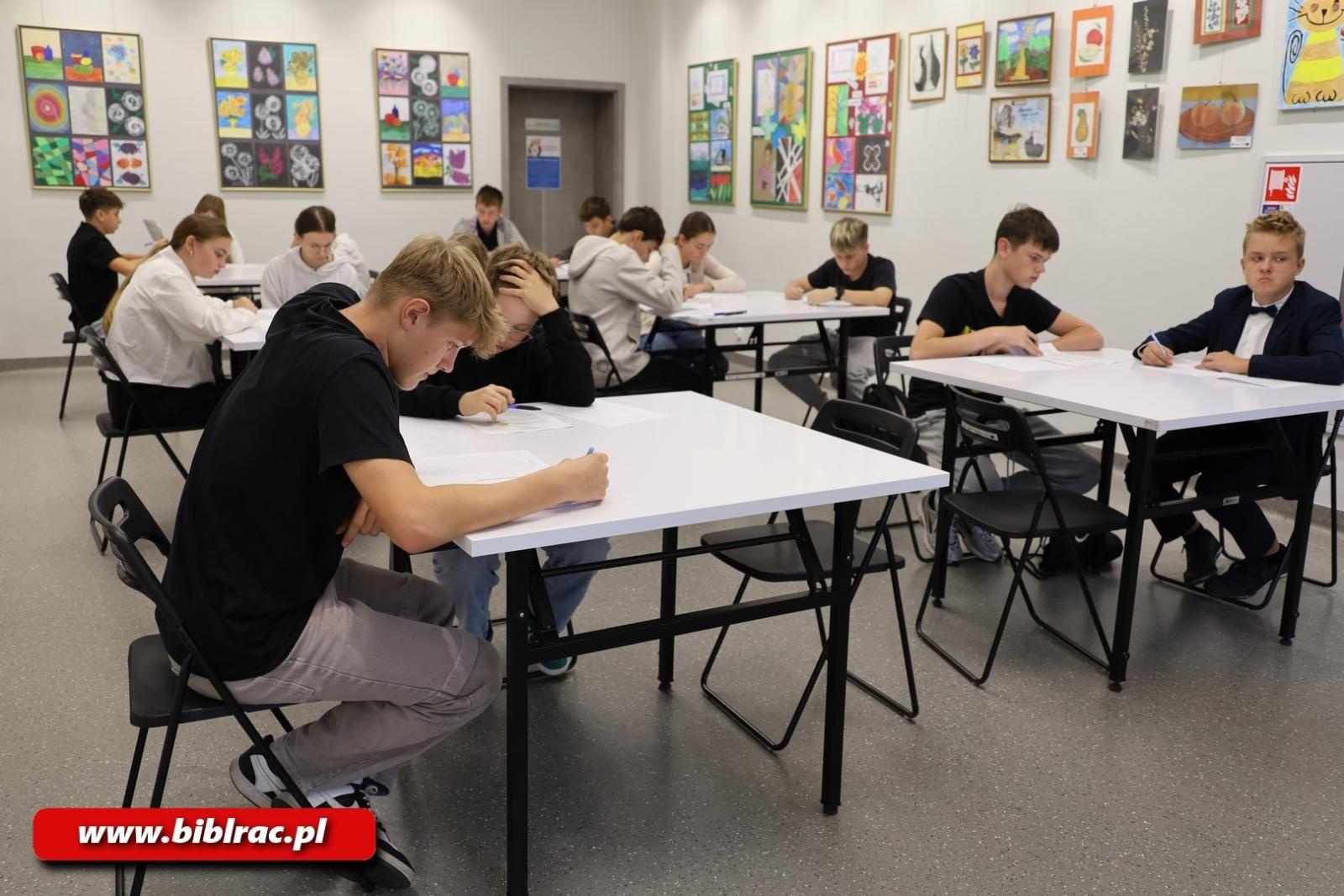 Zdjęcie w galerii na portalu naszraciborz.pl: Konkurs Wiedzy o Ruchu Drogowym w raciborskiej bibliotece wiadomości z regionu