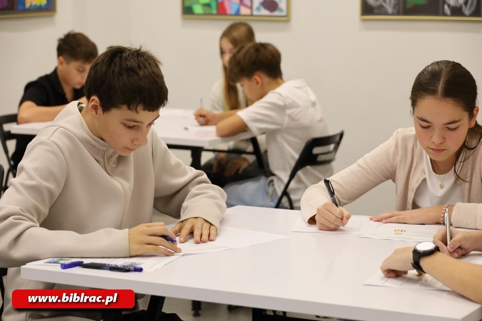 Zdjęcie w galerii na portalu naszraciborz.pl: Konkurs Wiedzy o Ruchu Drogowym w raciborskiej bibliotece wiadomości z regionu