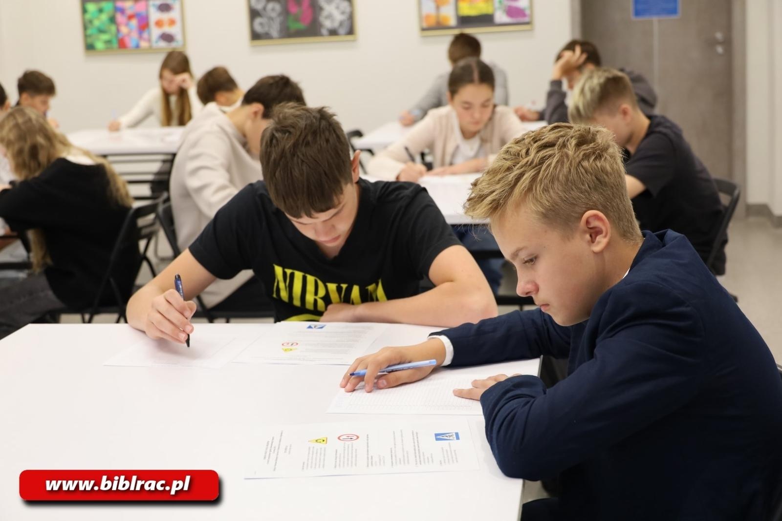 Zdjęcie w galerii na portalu naszraciborz.pl: Konkurs Wiedzy o Ruchu Drogowym w raciborskiej bibliotece wiadomości z regionu