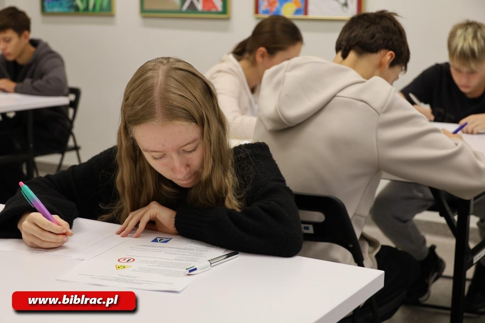 Zdjęcie w galerii na portalu naszraciborz.pl: Konkurs Wiedzy o Ruchu Drogowym w raciborskiej bibliotece wiadomości z regionu