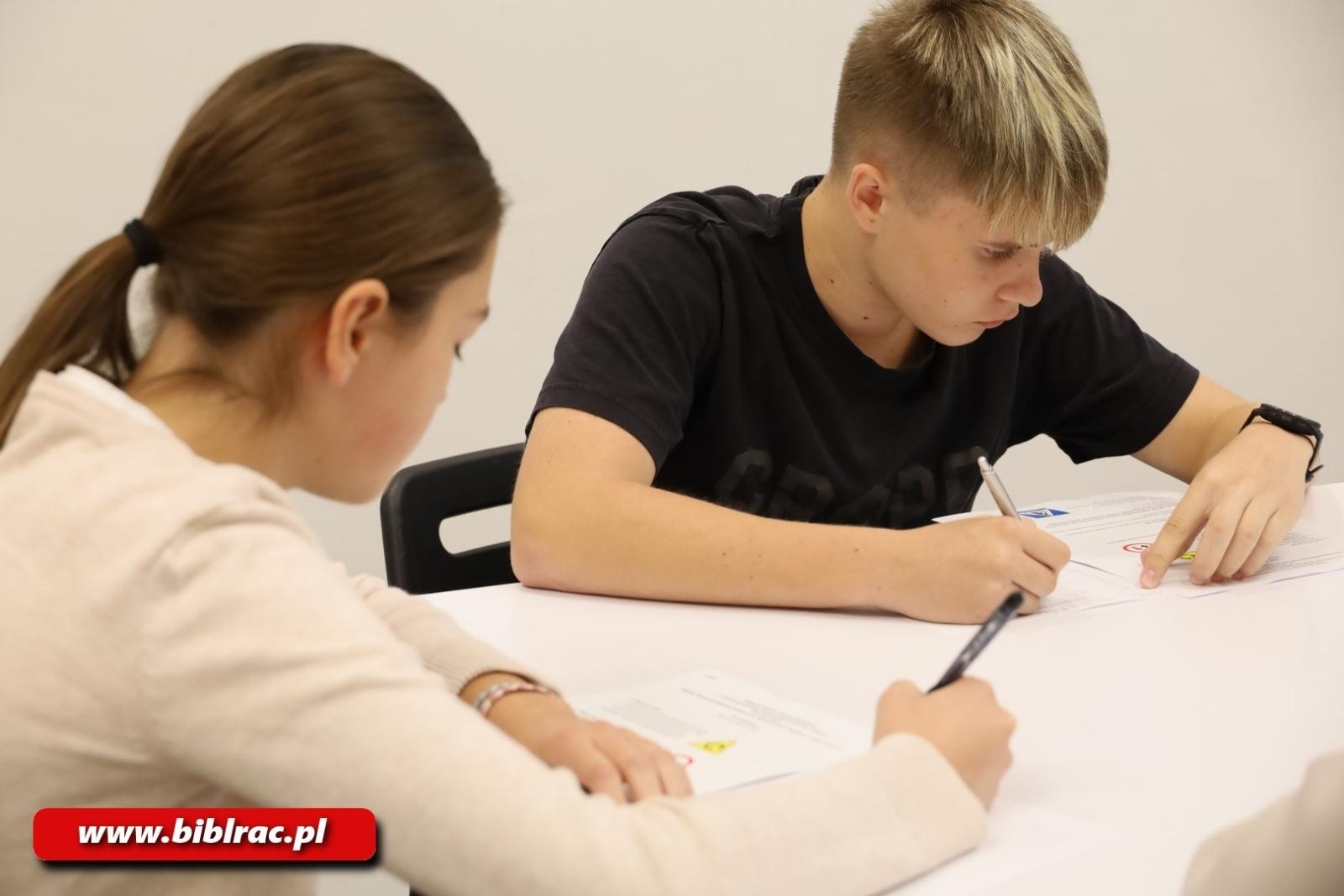 Zdjęcie w galerii na portalu naszraciborz.pl: Konkurs Wiedzy o Ruchu Drogowym w raciborskiej bibliotece wiadomości z regionu