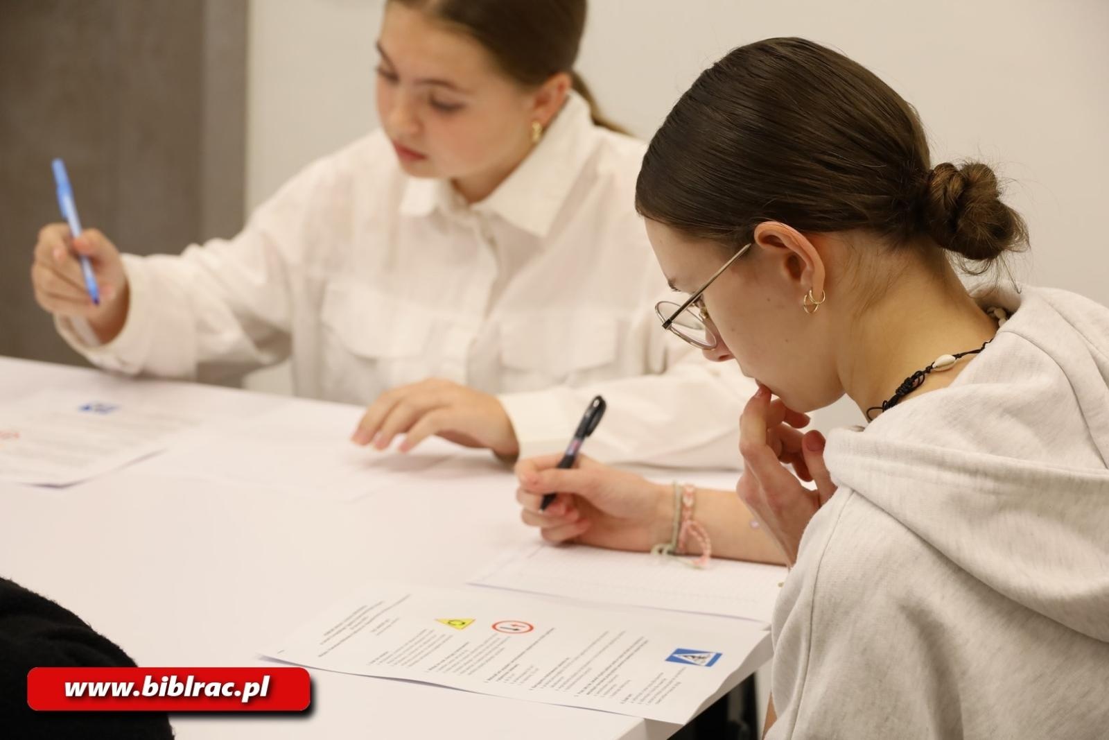 Zdjęcie w galerii na portalu naszraciborz.pl: Konkurs Wiedzy o Ruchu Drogowym w raciborskiej bibliotece wiadomości z regionu