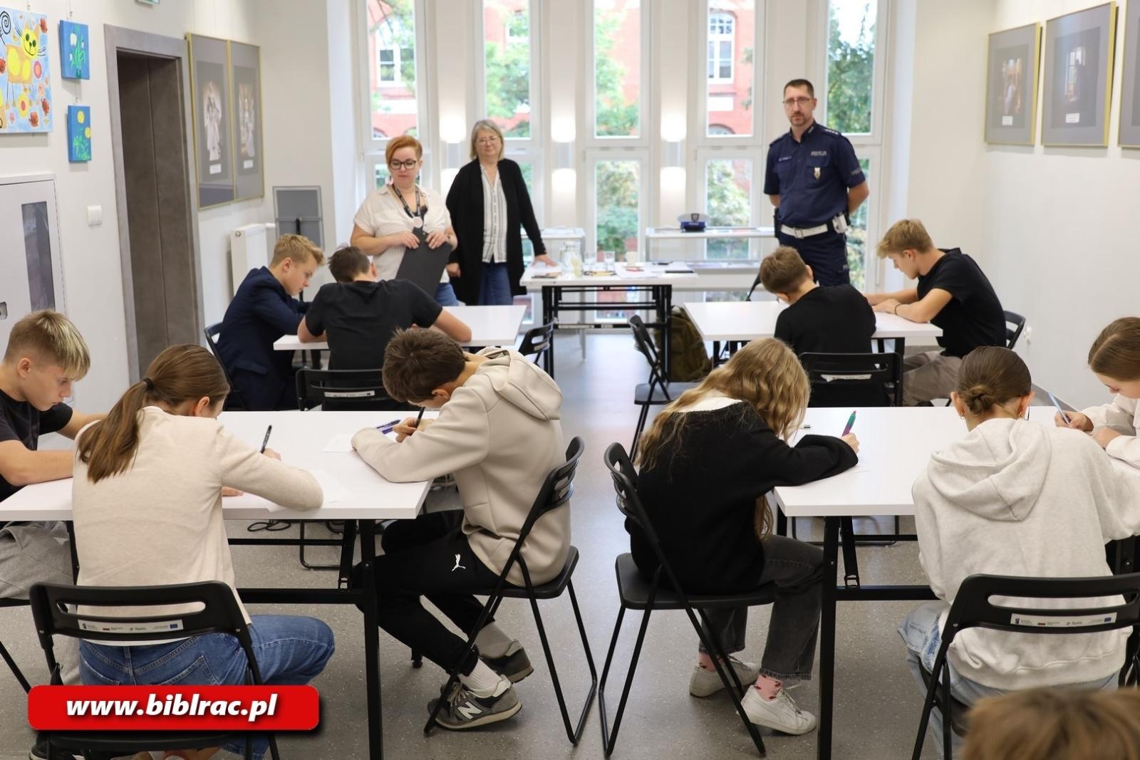 Zdjęcie w galerii na portalu naszraciborz.pl: Konkurs Wiedzy o Ruchu Drogowym w raciborskiej bibliotece wiadomości z regionu