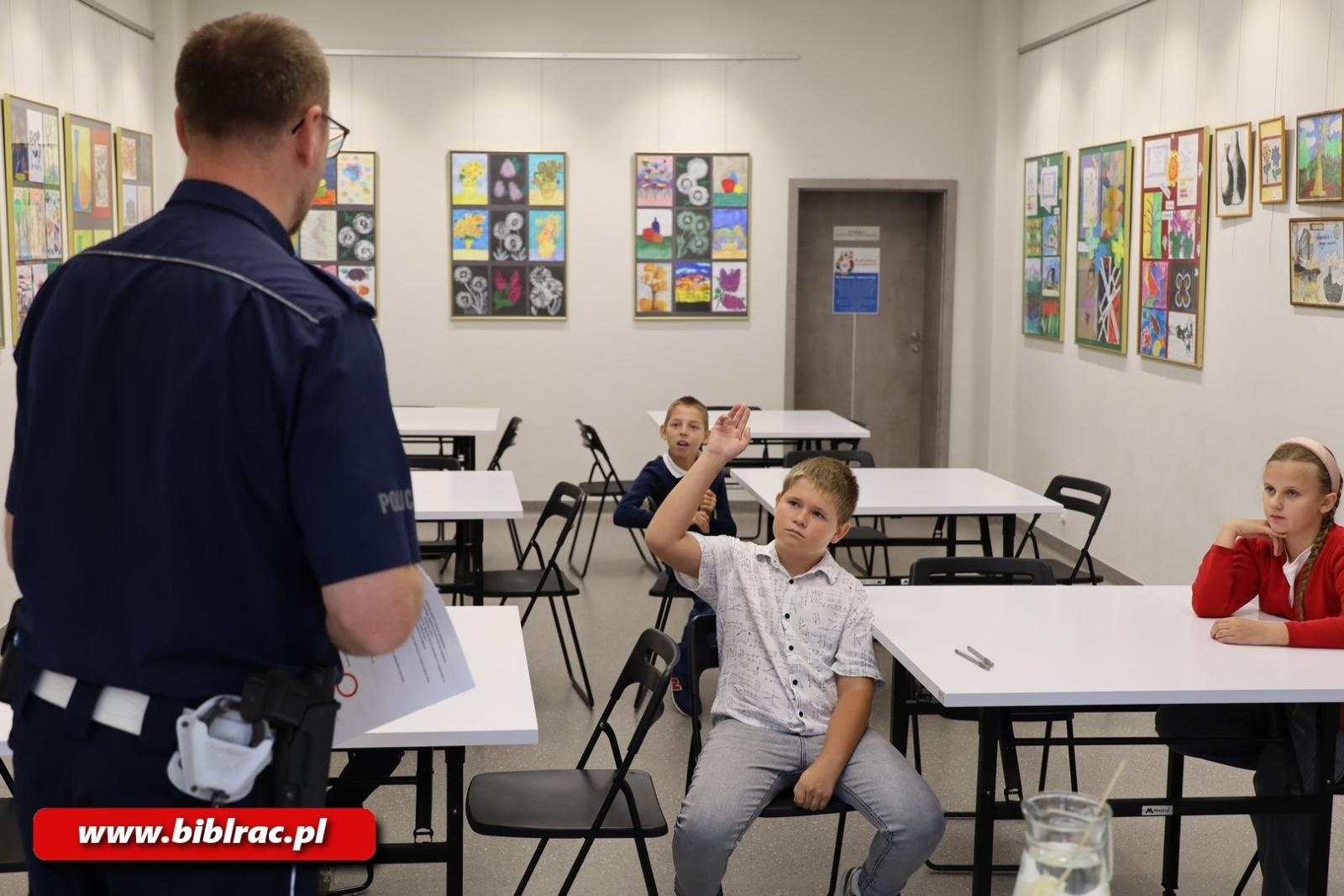 Zdjęcie w galerii na portalu naszraciborz.pl: Konkurs Wiedzy o Ruchu Drogowym w raciborskiej bibliotece wiadomości z regionu