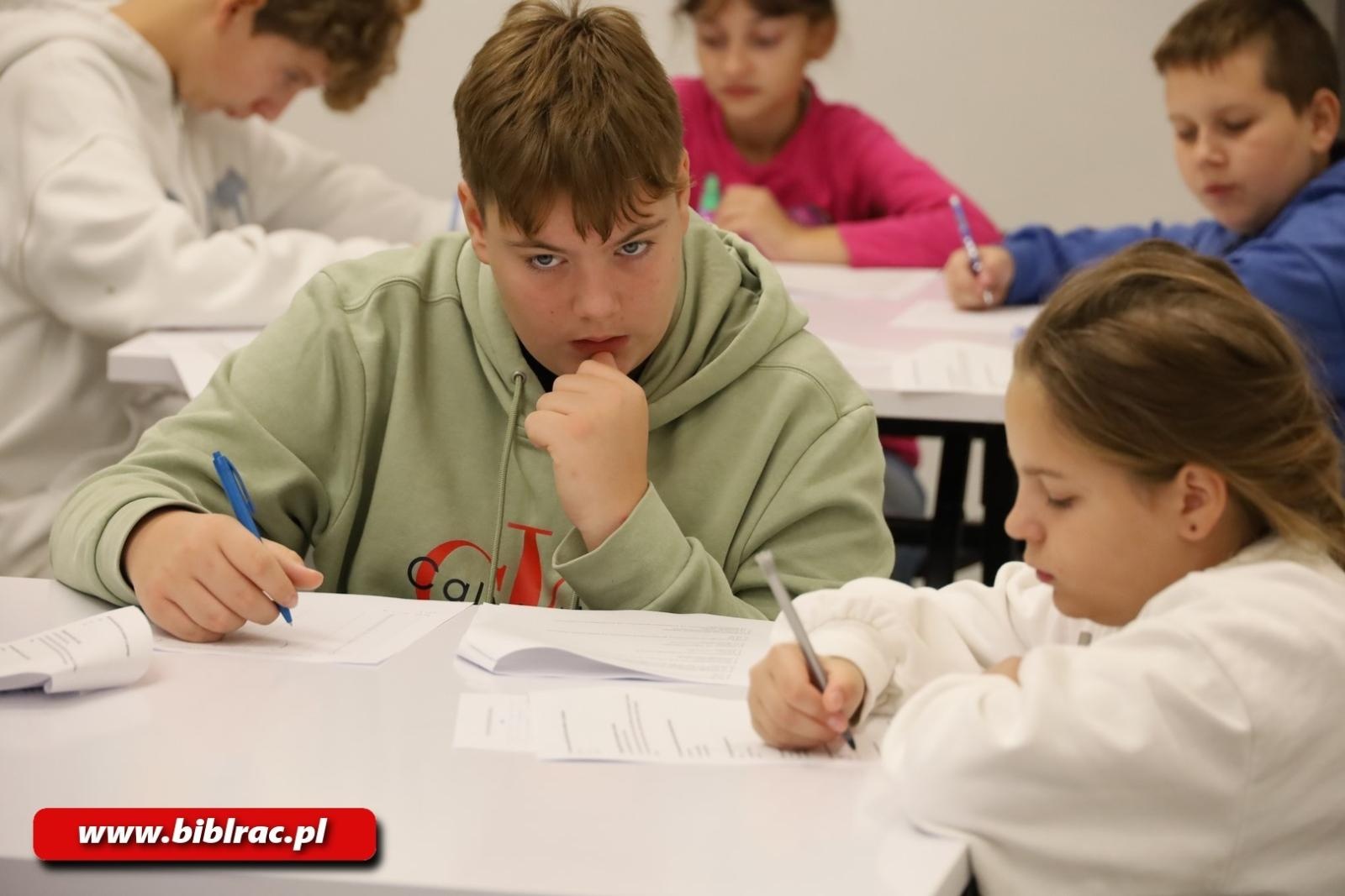 Zdjęcie w galerii na portalu naszraciborz.pl: Konkurs Wiedzy o Ruchu Drogowym w raciborskiej bibliotece wiadomości z regionu