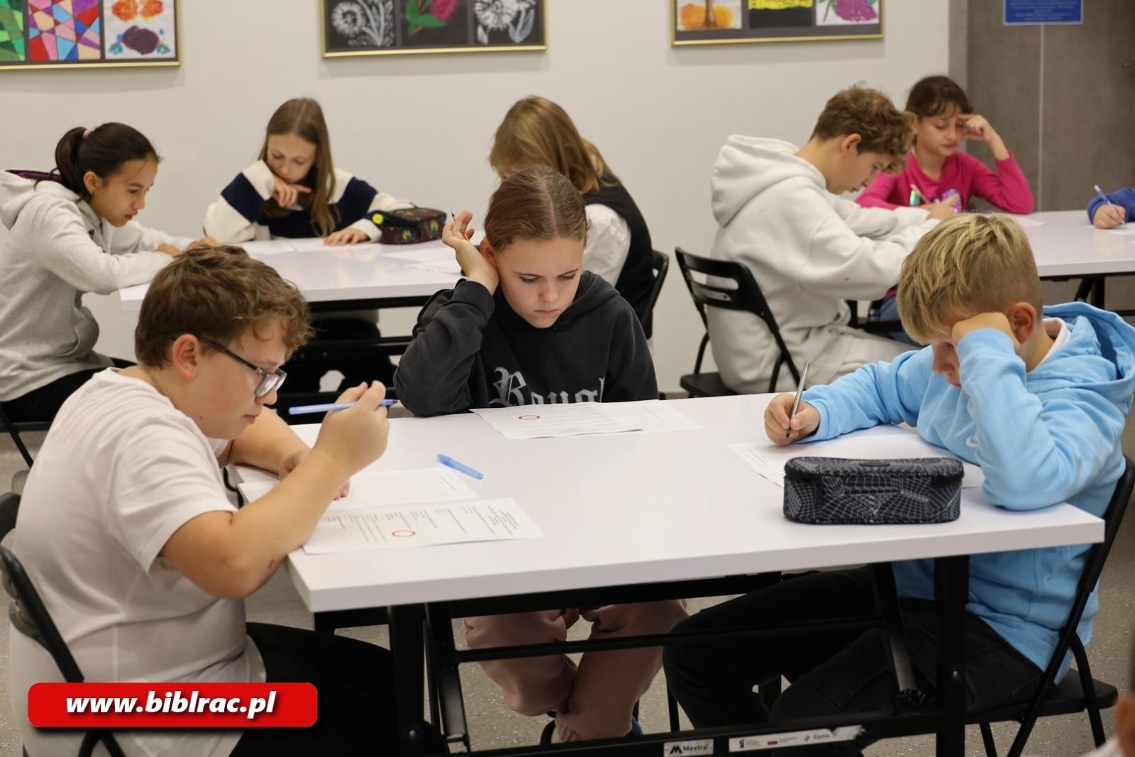 Zdjęcie w galerii na portalu naszraciborz.pl: Konkurs Wiedzy o Ruchu Drogowym w raciborskiej bibliotece wiadomości z regionu